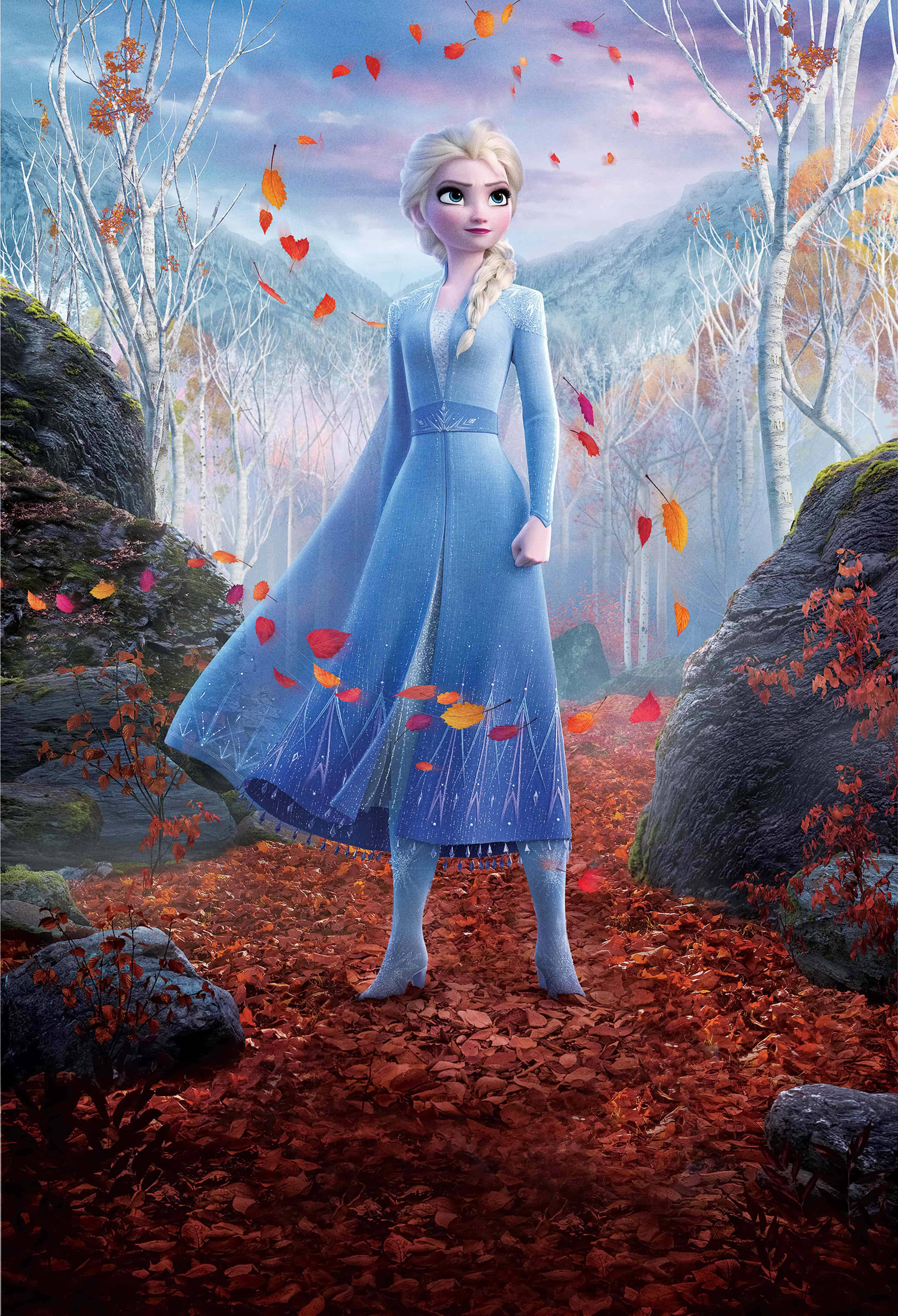 Princess 桌布 壁紙 — 艾莎站在霧氣瀰漫的秋林中，紅葉在她冰藍色長袍周圍旋轉。