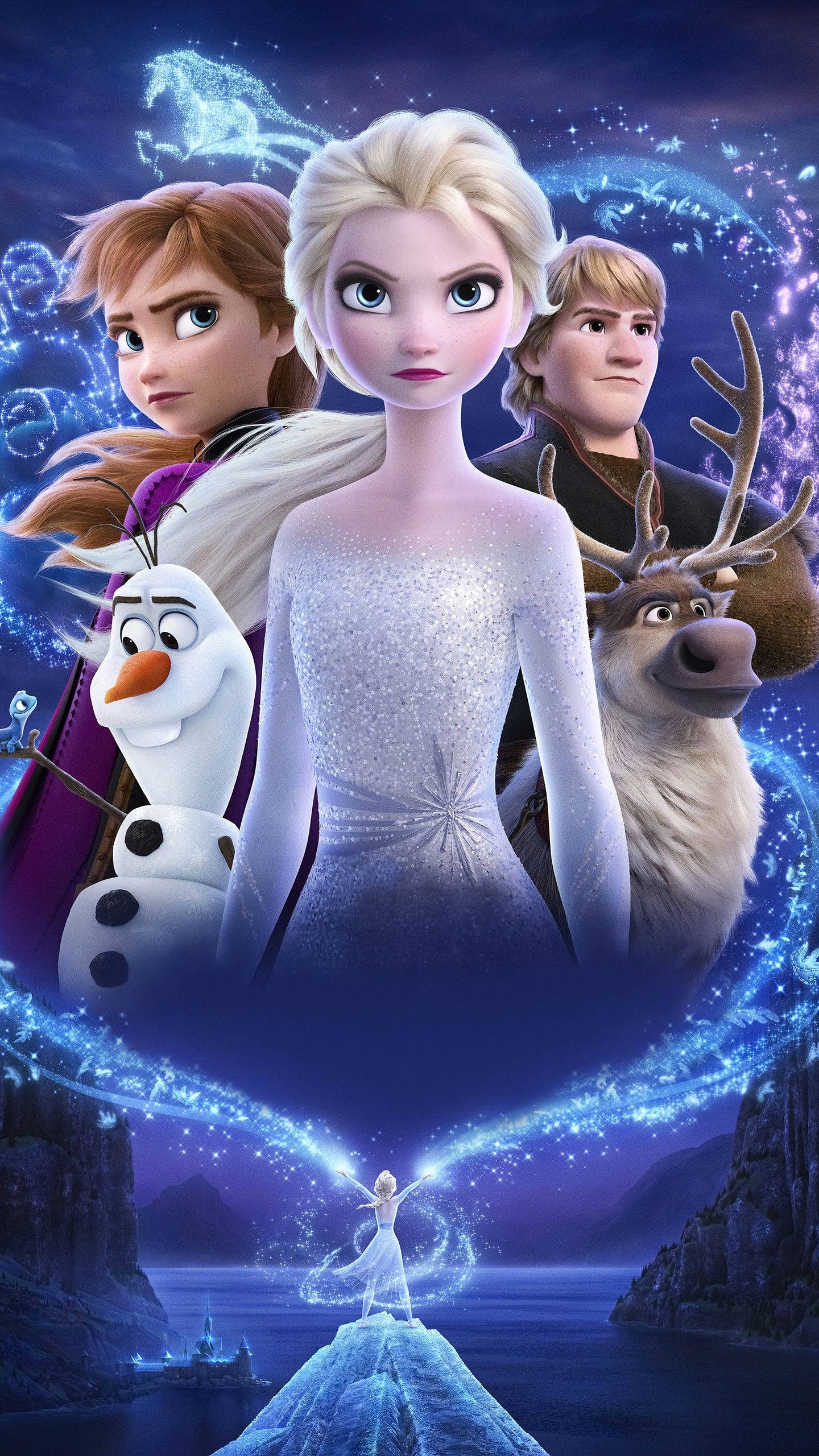 冰雪奇緣2 桌布 壁紙 — 艾莎身穿閃爍的冰裙，威嚴地站立，神奇的藍色能量在她和朋友們周圍流動，構成一個夢幻的冬季場景。