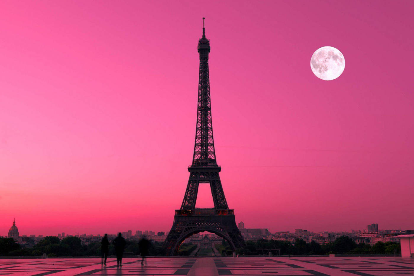 Eiffel Tower 桌布 壁紙 — 艾菲爾鐵塔在充滿活力的粉紅色天空下呈現剪影，一輪滿月在上方閃耀。