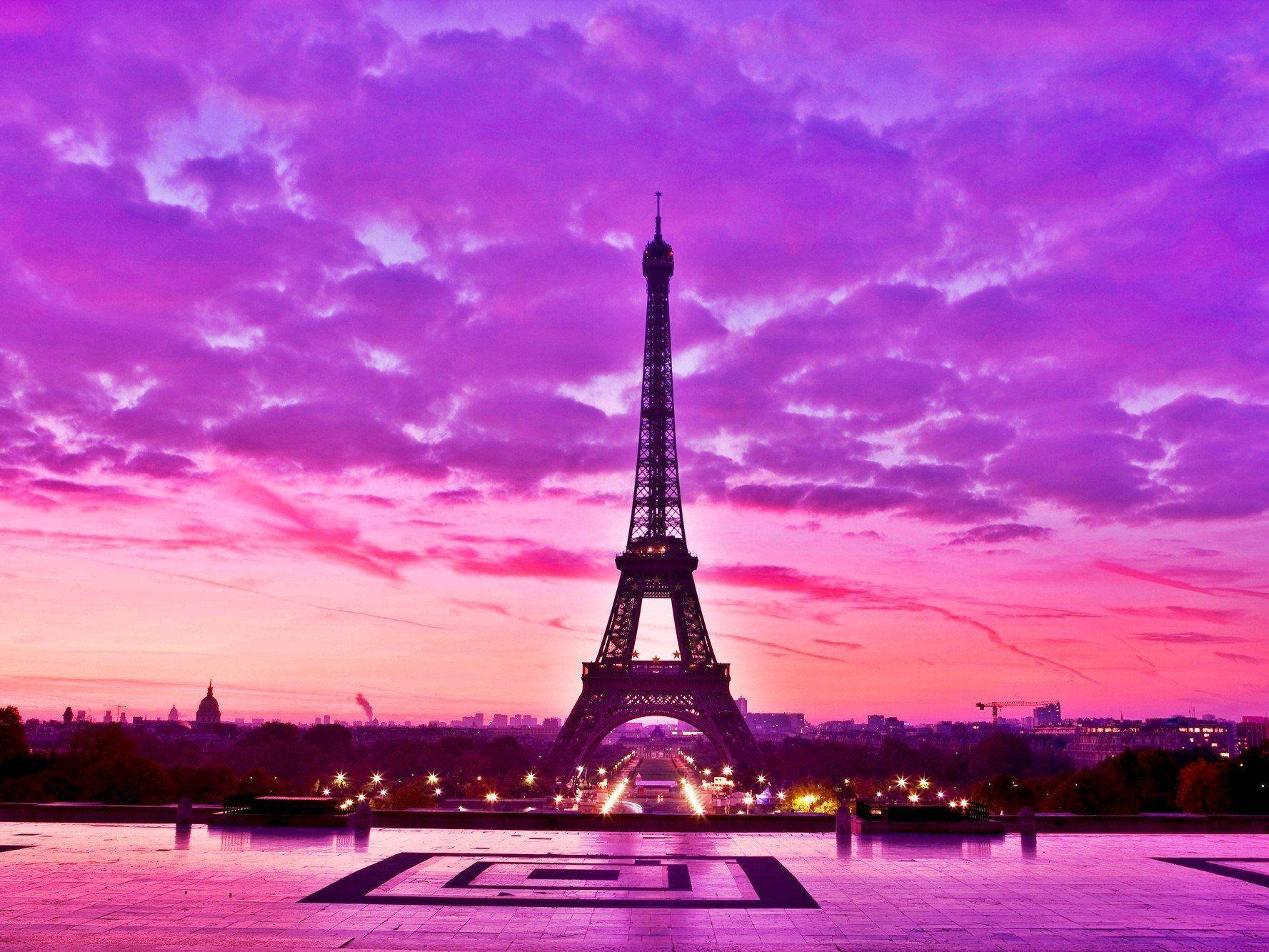 Paris Eiffel Tower 桌布 壁紙 — 艾菲爾鐵塔在充滿活力的紫色和粉紅色日落天空下呈現剪影，下方城市燈光閃爍。