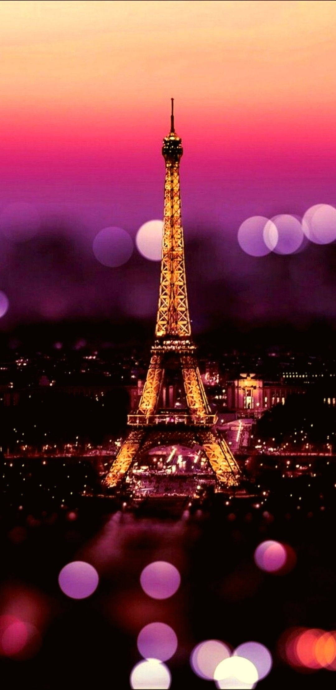 Eiffel Tower 桌布 壁紙 — 艾菲爾鐵塔在夢幻的粉紅和紫色日落天空下閃耀著金色光芒，伴隨著柔和的散景燈光。