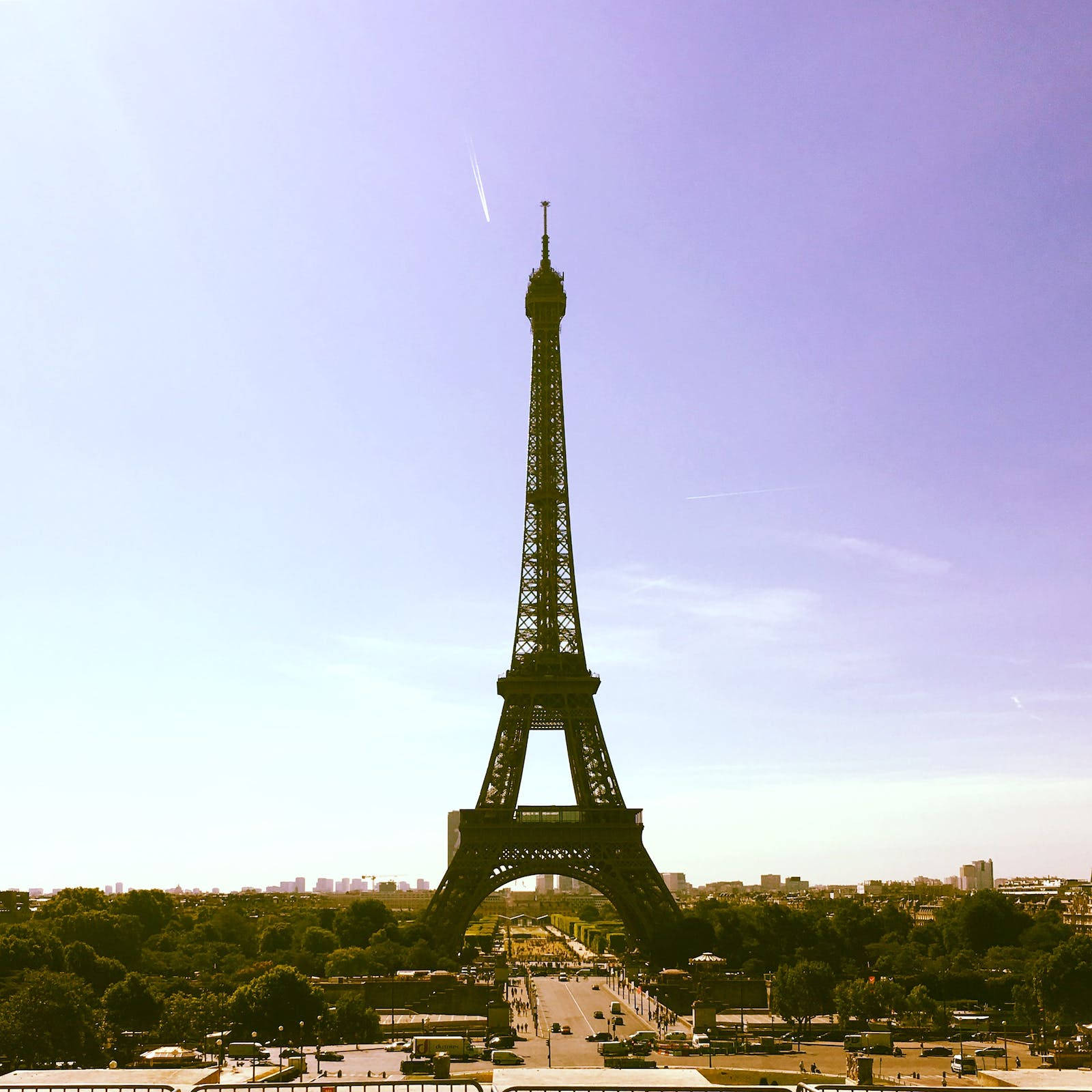 france iPhone 桌布 壁紙 — 艾菲爾鐵塔在清澈的藍天下聳立，帶有微妙的紫色漸變和淡淡的凝結尾跡。