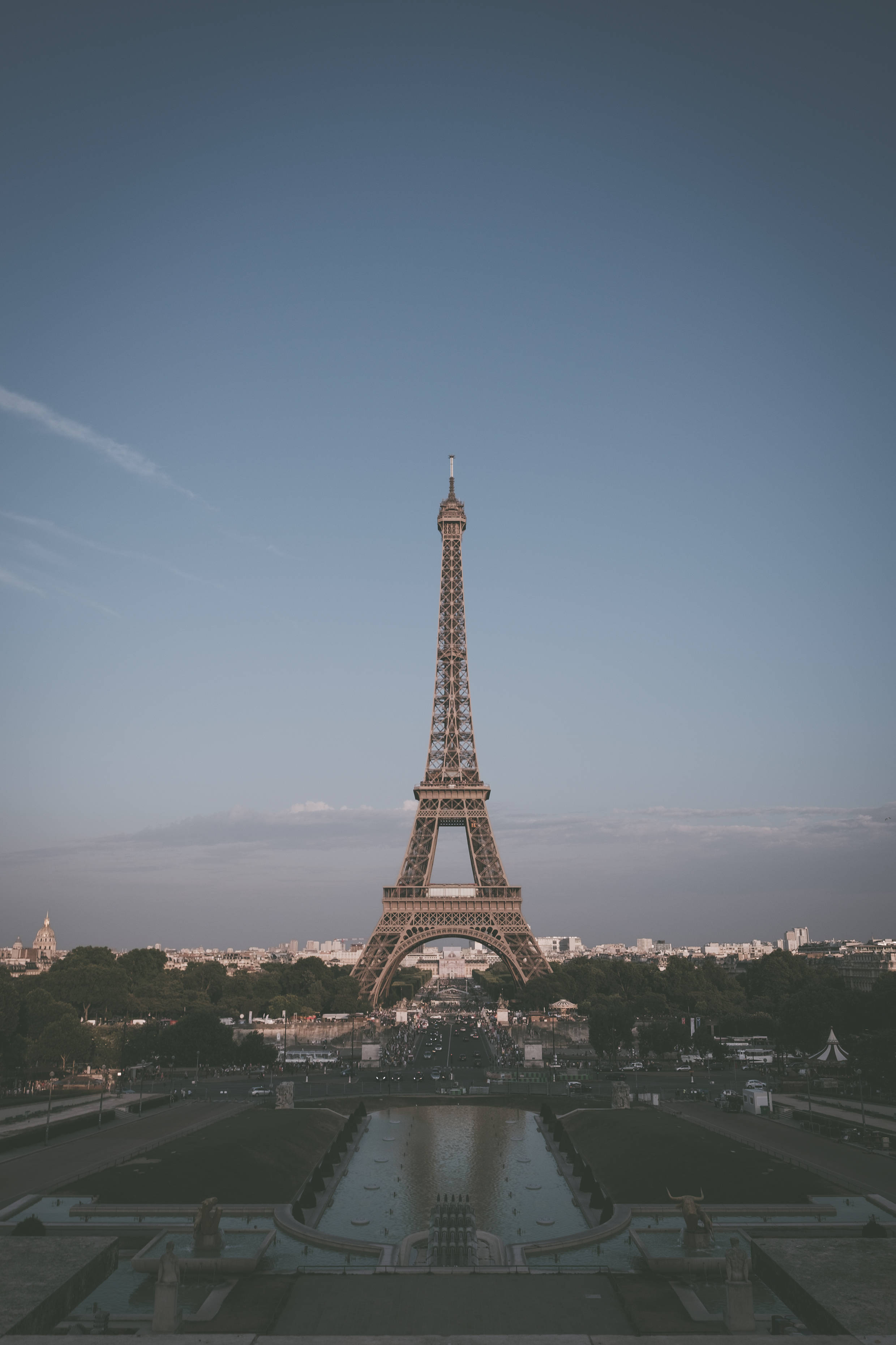 Eiffel Tower 桌布 壁紙 — 艾菲爾鐵塔在清澈的藍天下高聳，前景有一個長長的倒影池。