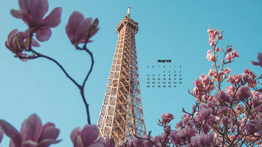 March Desktop 桌布 壁紙 — 艾菲爾鐵塔被盛開的粉紅色木蘭花枝框住，在清澈的藍天下加上三月日曆覆蓋層。