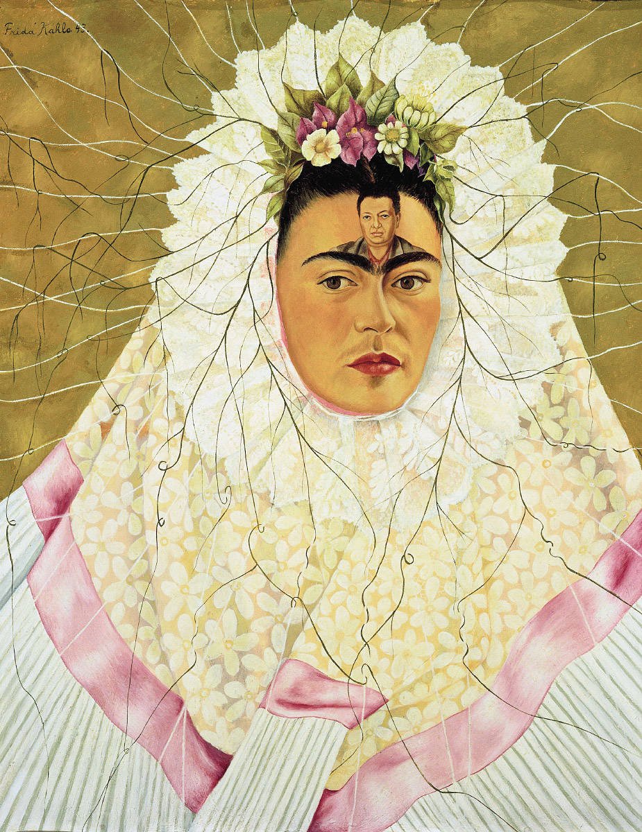 Woman 桌布 壁紙 — 芙烈達·卡蘿戴著花卉頭飾，額頭上有迪亞哥·里維拉的小肖像，周圍環繞著精緻的藤蔓和柔和的粉彩調。