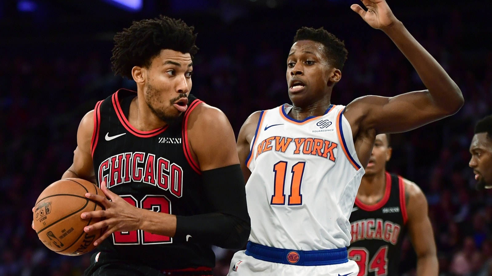 Otto 桌布 壁紙 — 芝加哥公牛隊球員在激烈的NBA比賽中運球，同時被紐約尼克隊球員緊密防守。