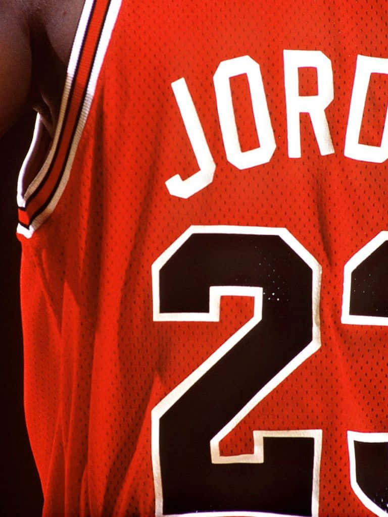 紅色籃球球衣特寫，印有 Jordan 23 名字及號碼。 — Michael B Jordan 壁紙