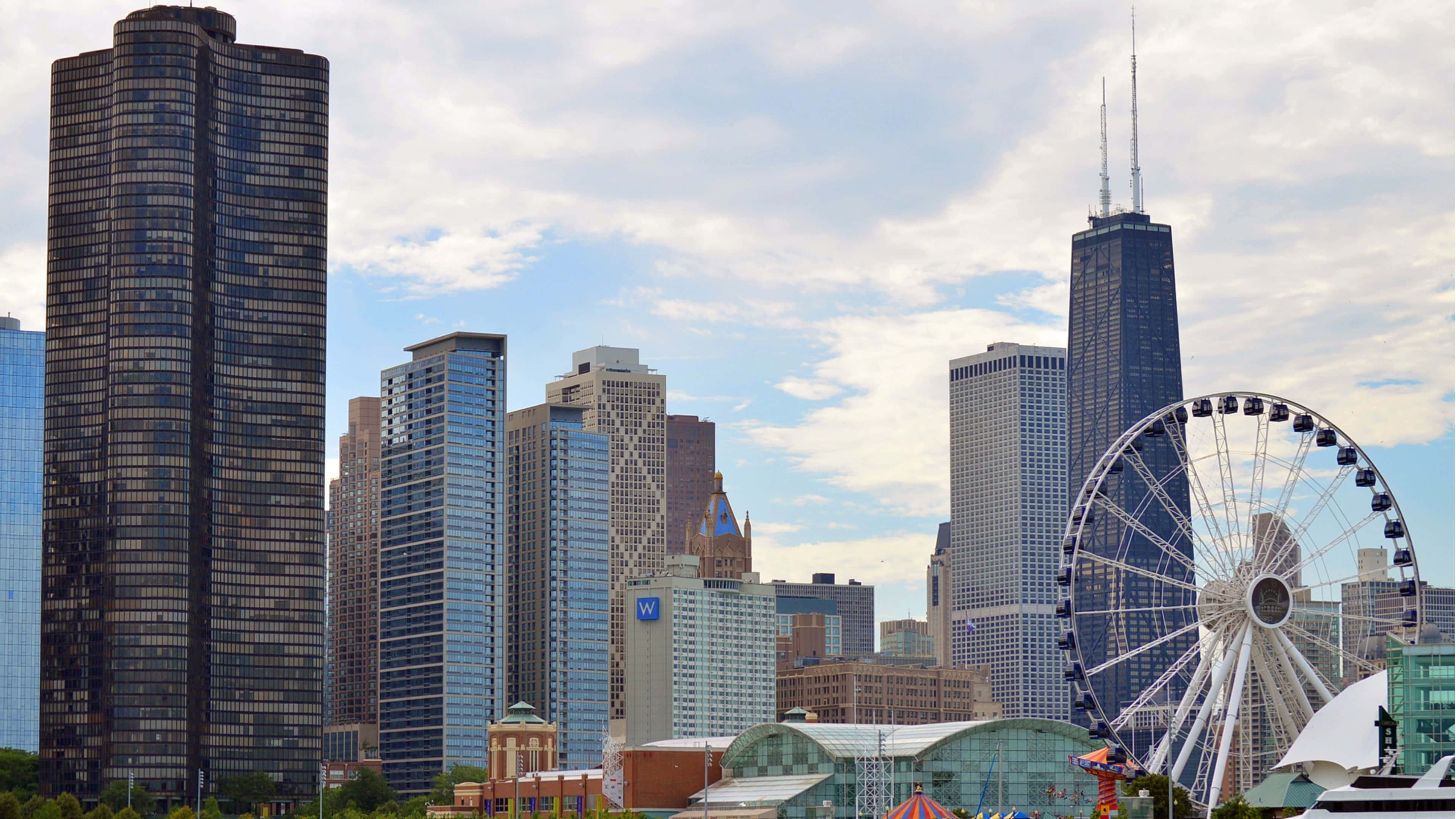 4K Ultra HD Chicago 桌布 壁紙 — 芝加哥天際線，包括威利斯大廈和摩天輪，天空部分多雲。