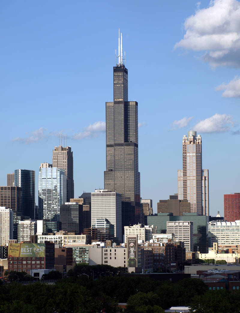 Buildings 桌布 壁紙 — 芝加哥天際線以威利斯塔為主導，在明亮的藍天和零星雲朵下。