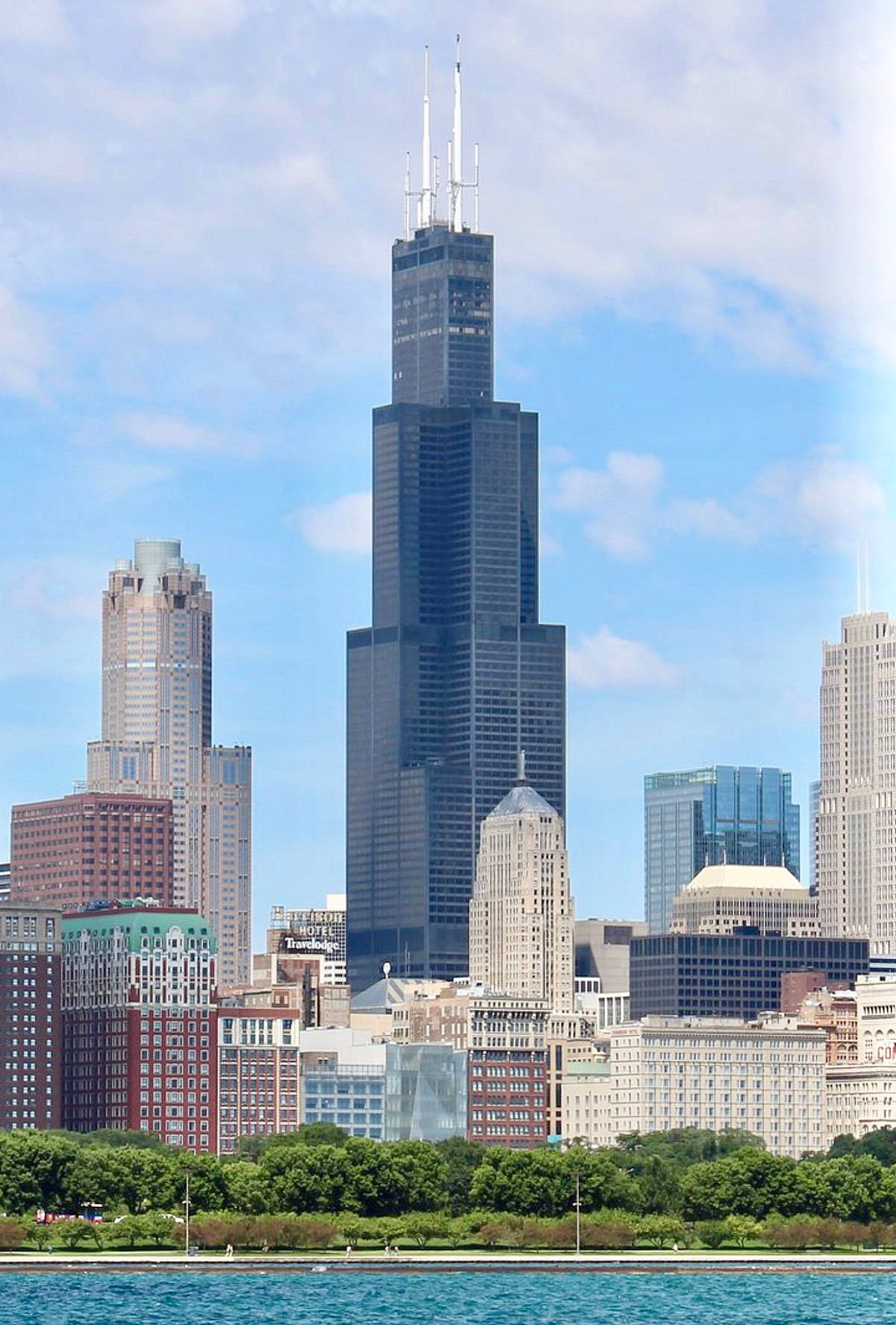 Buildings 桌布 壁紙 — 芝加哥天際線以威利斯塔為主導，背景是明亮的藍天，有散落的雲朵和前景的河流。