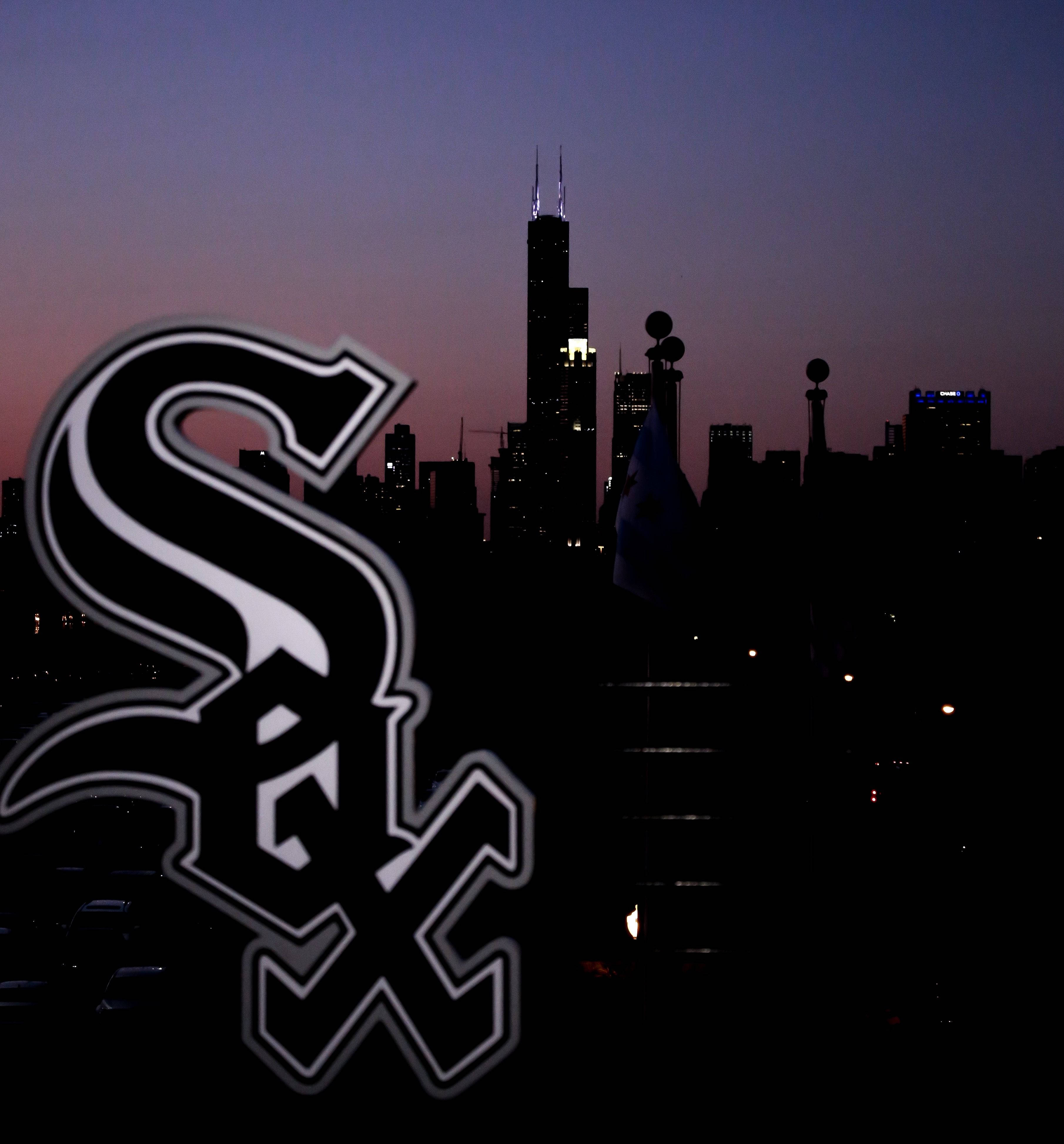 Chicago White Sox 桌布 壁紙 — 芝加哥天際線在黃昏時分，前景突出顯示芝加哥白襪隊標誌。