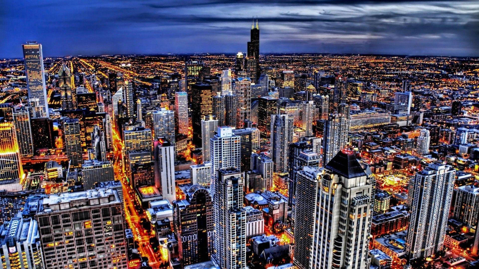 Skyscraper 桌布 壁紙 — 芝加哥天際線在黃昏時的鳥瞰圖，下方是燈火通明的摩天大樓和發光的街道。