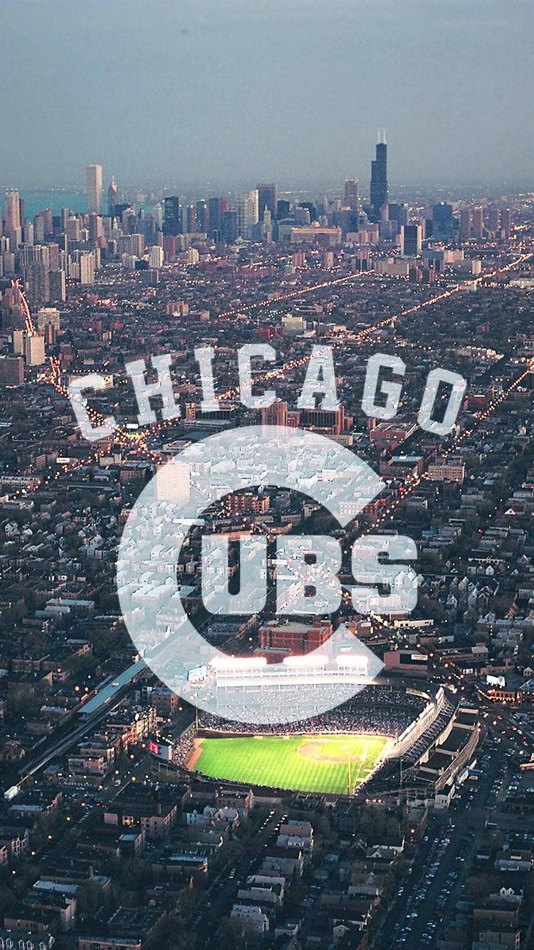 Cubs 桌布 壁紙 — 芝加哥天際線在黃昏時的鳥瞰圖，瑞格利球場和小熊隊標誌疊加在城市景觀上。