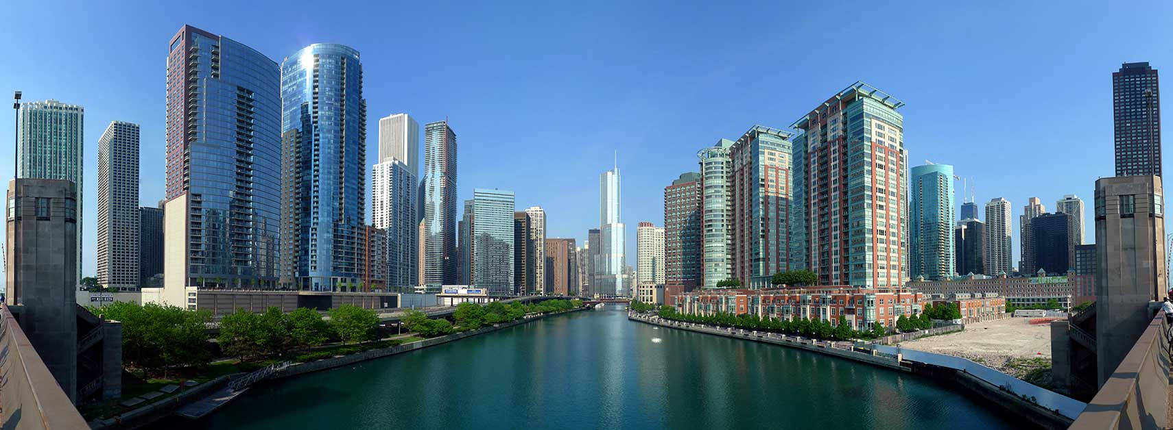 Skyscraper 桌布 壁紙 — 芝加哥天際線的全景，摩天大樓在清澈藍天下倒映在芝加哥河中。