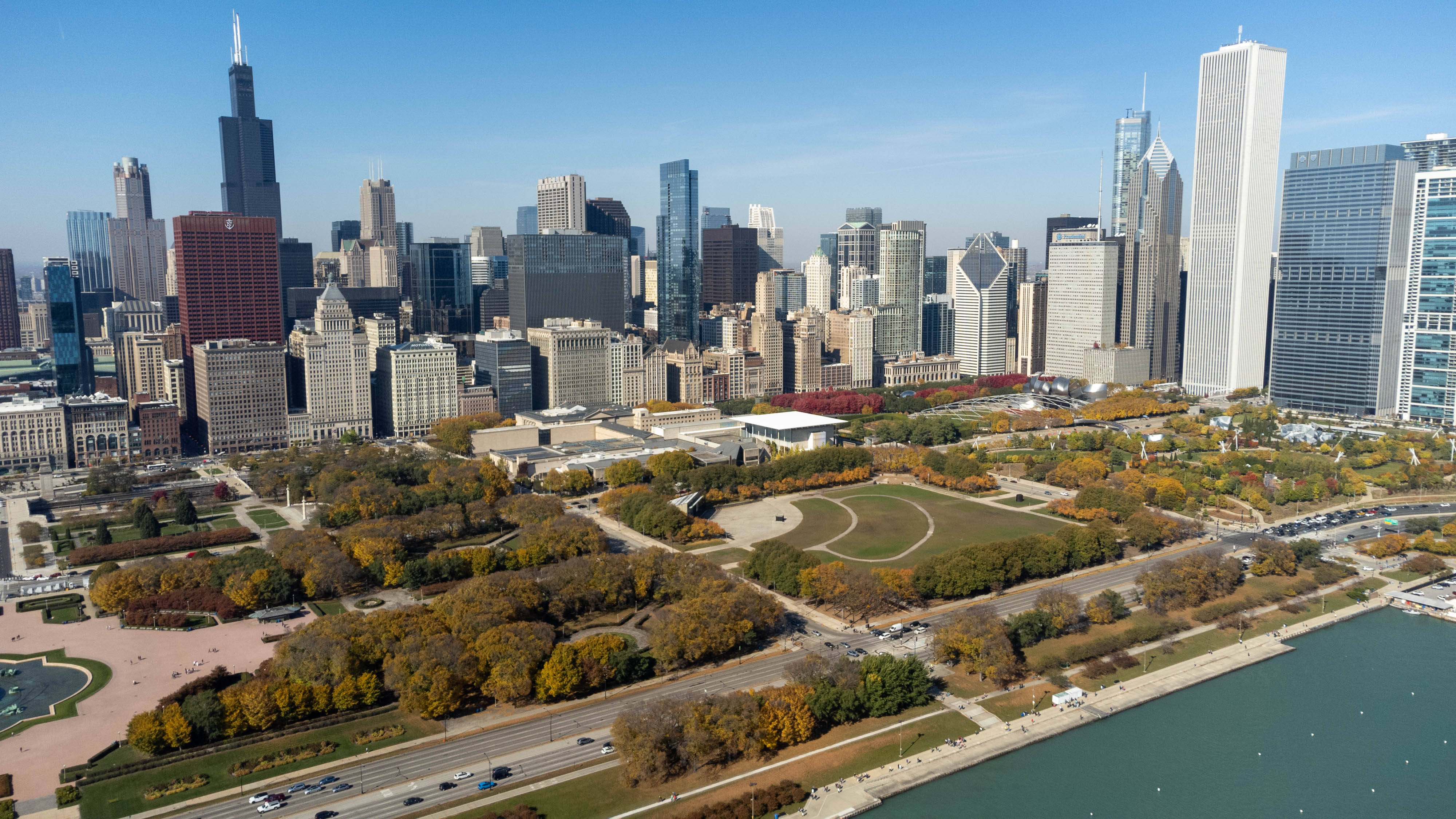 Illinois 桌布 壁紙 — 芝加哥天際線的鳥瞰圖，秋樹與湖畔公園在晴朗藍天下。