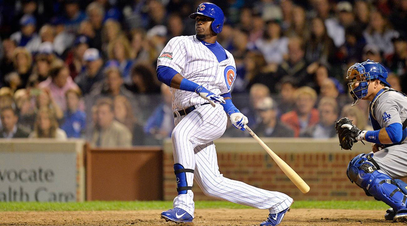 Jorge Soler 桌布 壁紙 — 芝加哥小熊隊棒球手在夜間比賽中強力揮棒，捕手蹲在他身後。