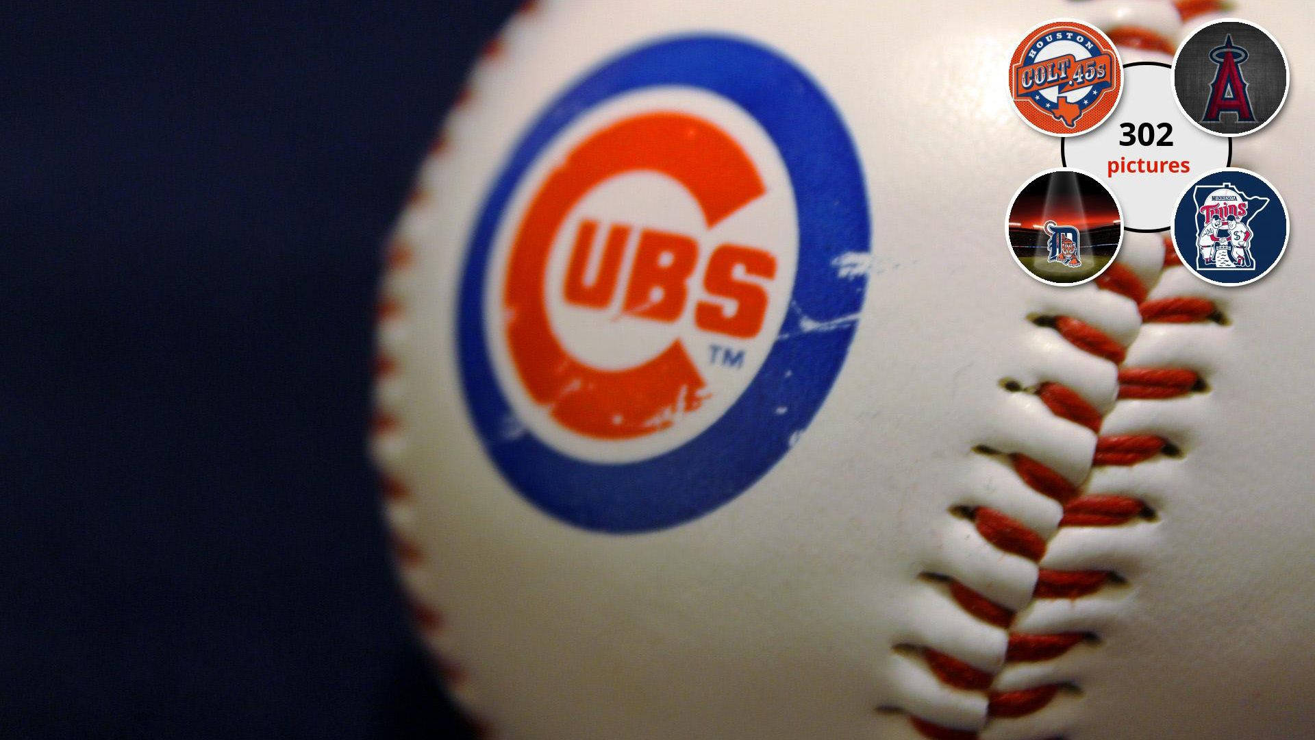 Cubs 桌布 壁紙 — 芝加哥小熊隊棒球特寫，紅色縫線和球隊標誌在深藍色背景上。
