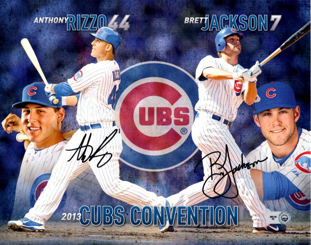 藍色 桌布 壁紙 — 芝加哥小熊隊棒球運動員Anthony Rizzo和Brett Jackson的動態拼貼，展現動作姿勢、球隊標誌和簽名。