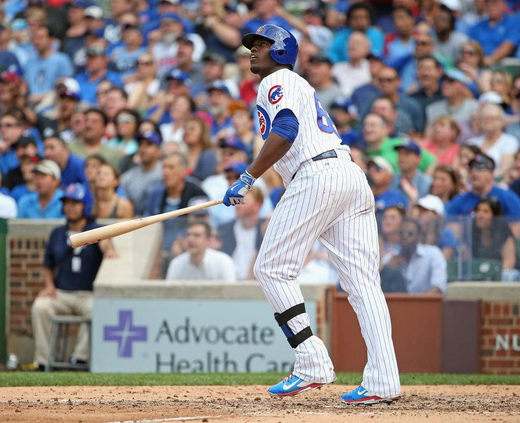 Jorge Soler 桌布 壁紙 — 芝加哥小熊隊棒球選手身穿細條紋制服，在日間比賽中於本壘板揮棒，背景有觀眾。