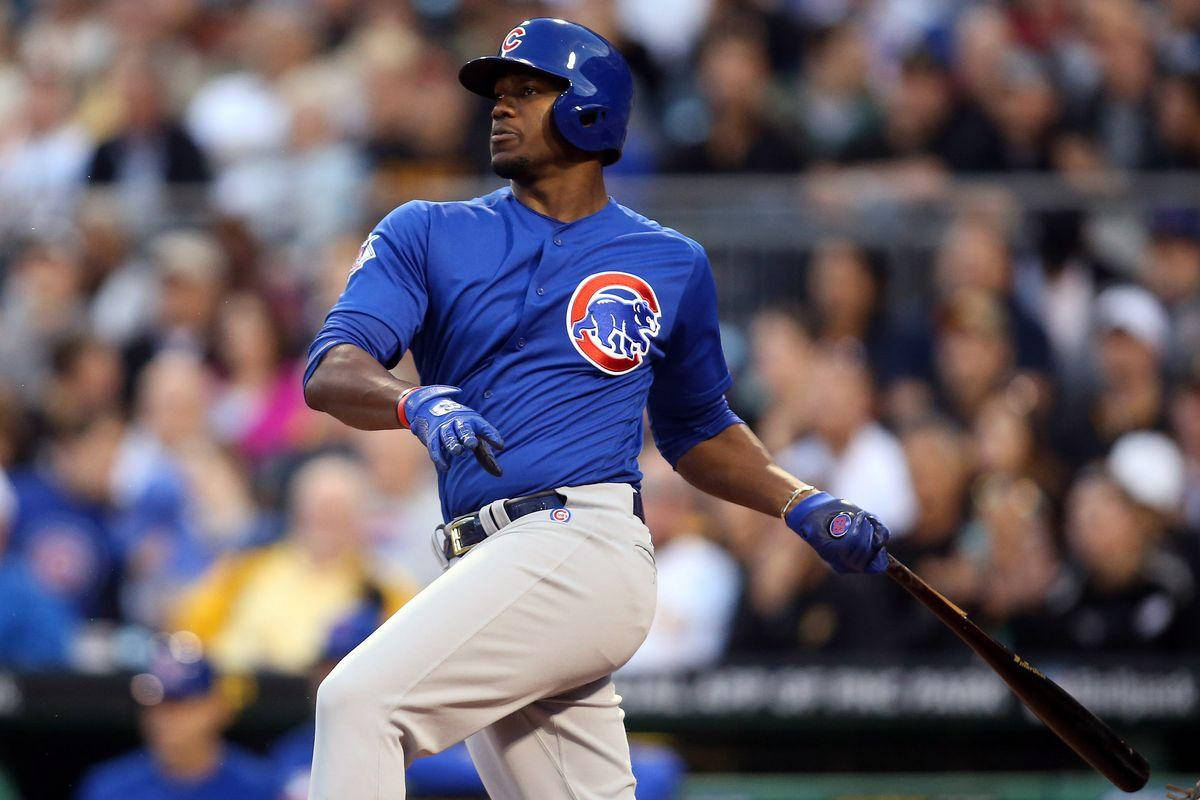 Jorge Soler 桌布 壁紙 — 芝加哥小熊隊棒球選手身穿藍色球衣，在夜間比賽中揮棒，背景是模糊的人群。