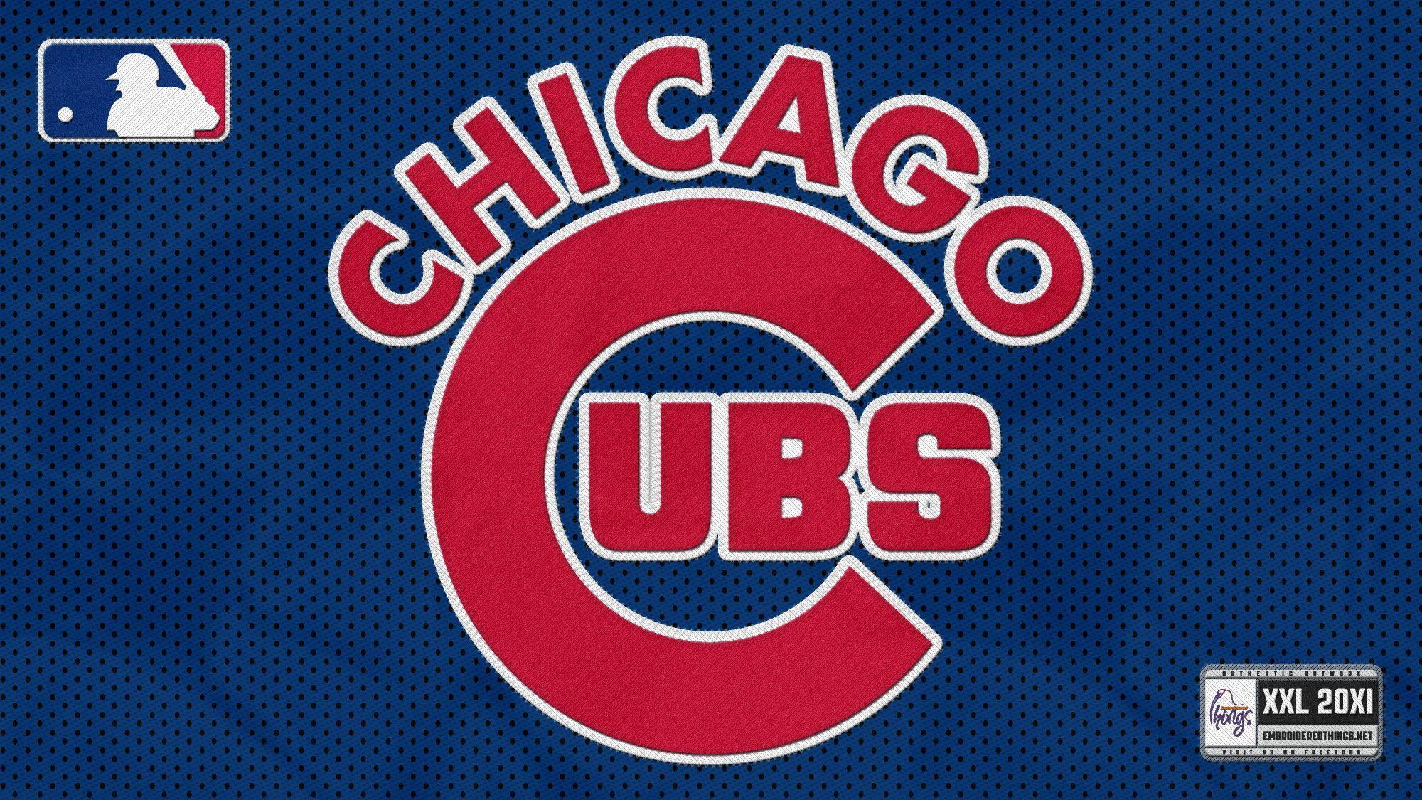 Cubs 桌布 壁紙 — 芝加哥小熊隊標誌，大膽紅色配白色邊框，印在有紋理的藍色棒球球衣布料上。