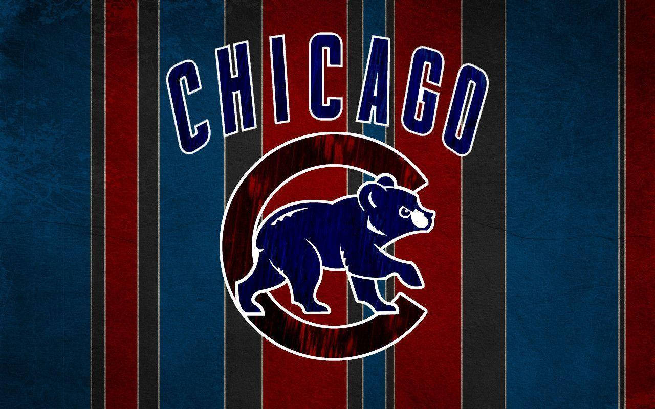 Cubs 桌布 壁紙 — 芝加哥小熊隊標誌，藍色熊在圓圈內，背景為紅藍條紋紋理。