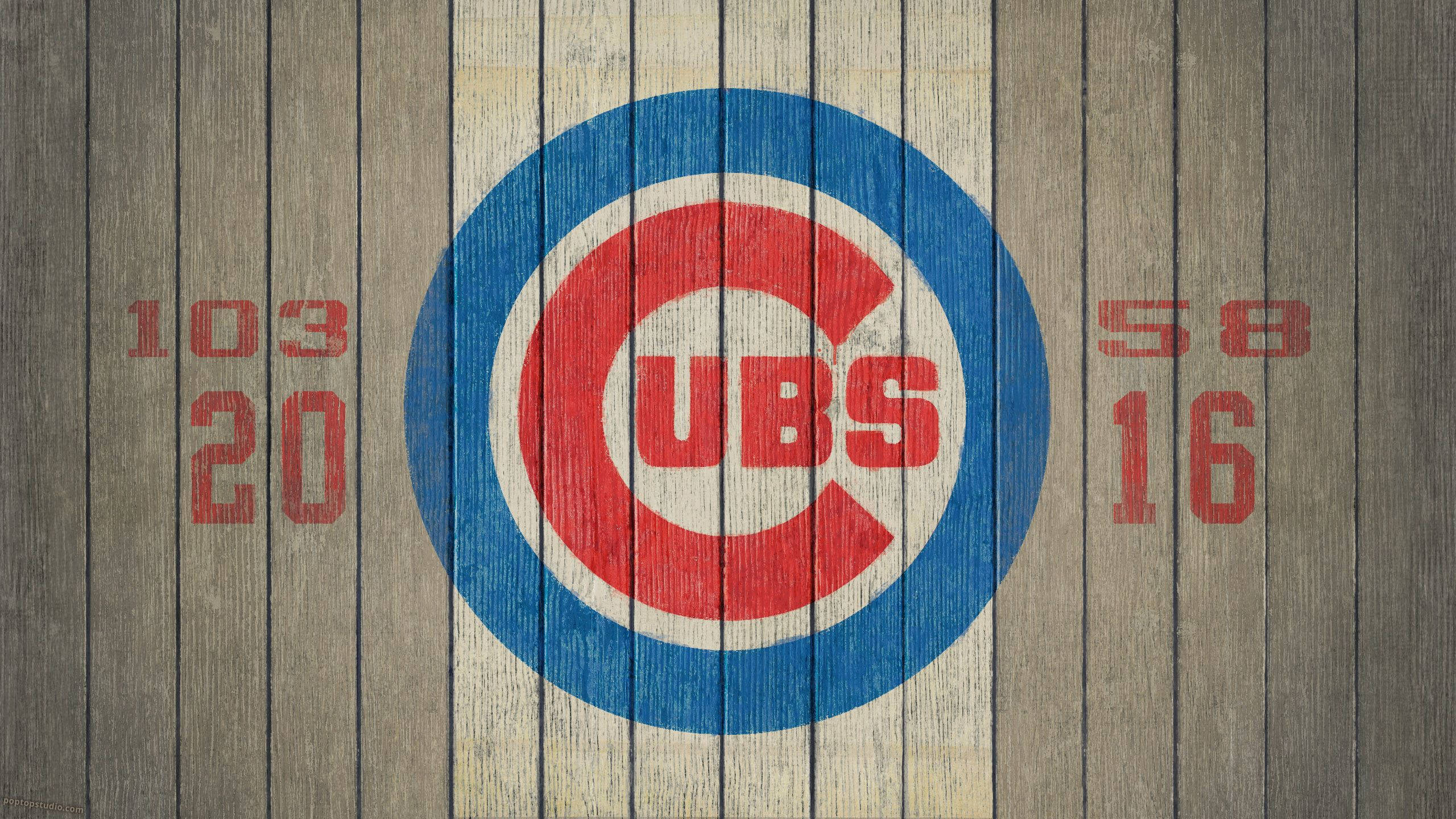 Cubs 桌布 壁紙 — 芝加哥小熊隊標誌以紅、藍、白色繪製在風化的木板上，帶有復古計分板數字。