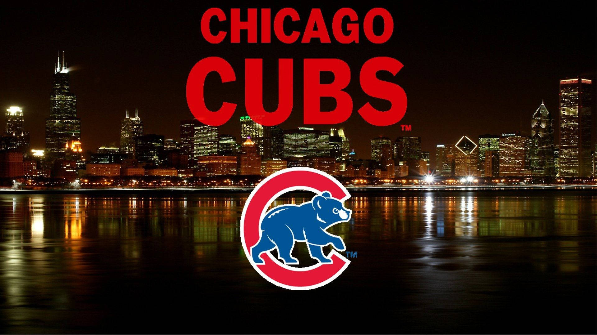 Cubs 桌布 壁紙 — 芝加哥小熊隊標誌在夜間城市天際線上發出紅藍光芒，倒映在暗水中。