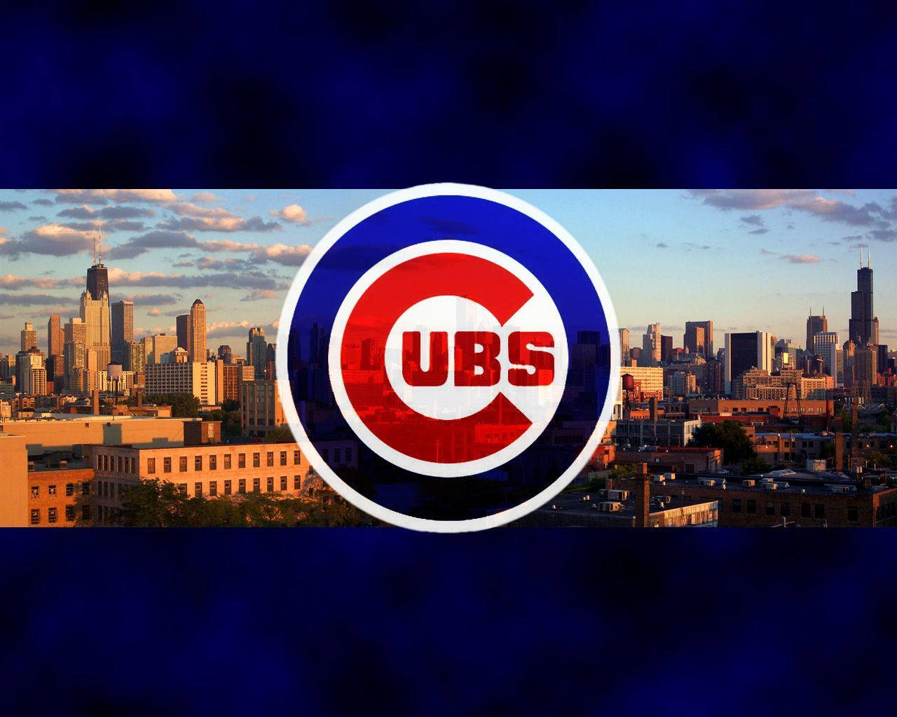 Cubs 桌布 壁紙 — 芝加哥小熊隊標誌居中於黃金時段的天際線，有摩天大樓和柔和雲朵。