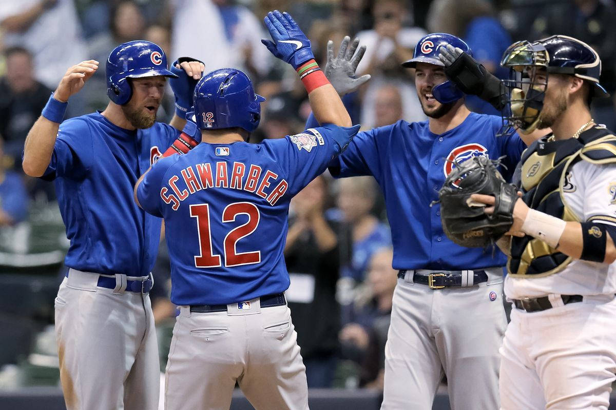 MLB 桌布 壁紙 — 芝加哥小熊隊的棒球選手身穿藍色球衣，在比賽中擊掌歡呼慶祝。
