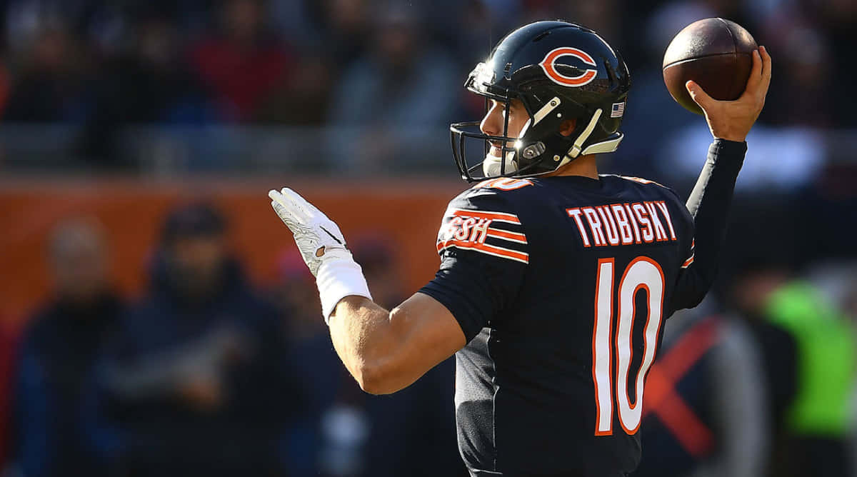 Fantasy Football Profile 桌布 壁紙 — 芝加哥熊隊四分衛Trubisky身穿海軍藍10號球衣，在日間比賽中準備傳出橄欖球。