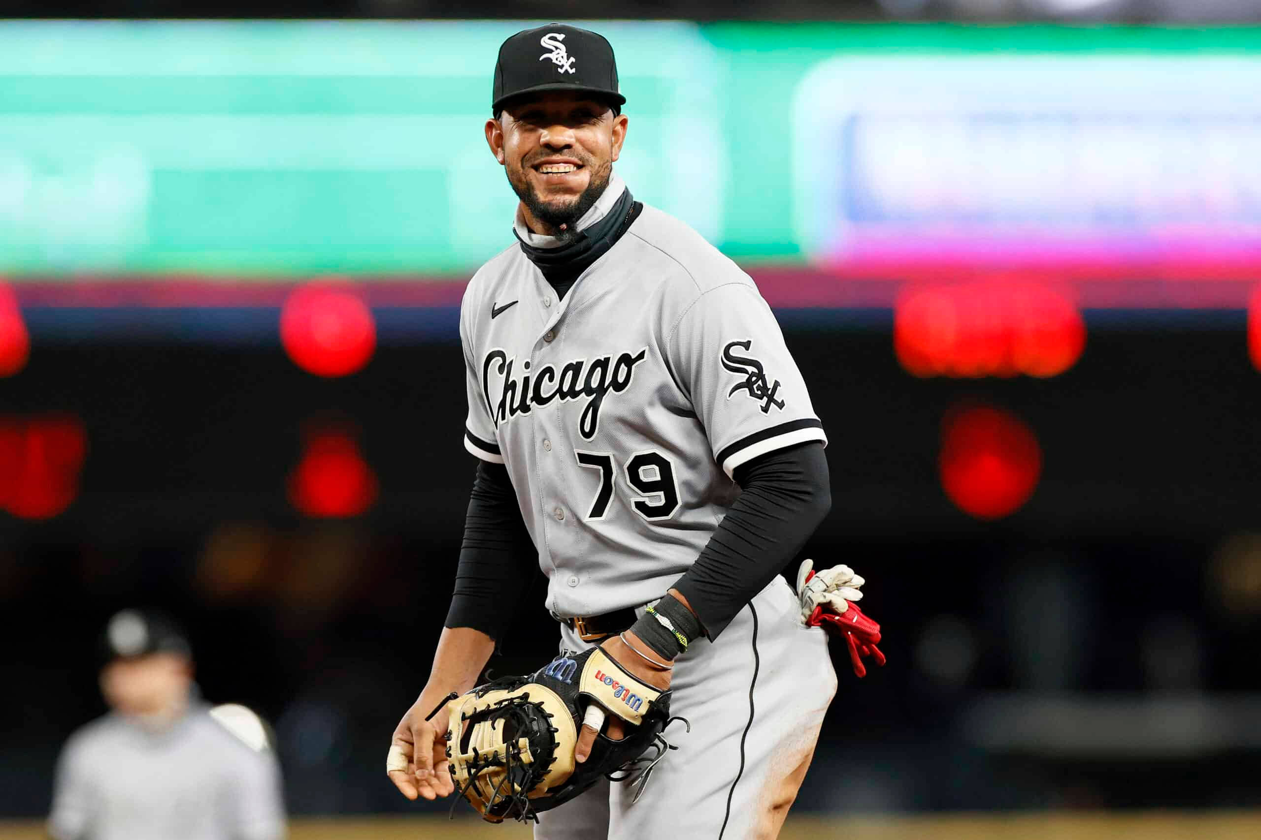 jose abreu 桌布 壁紙 — 芝加哥白襪棒球選手79號在球場燈光下自信地微笑。