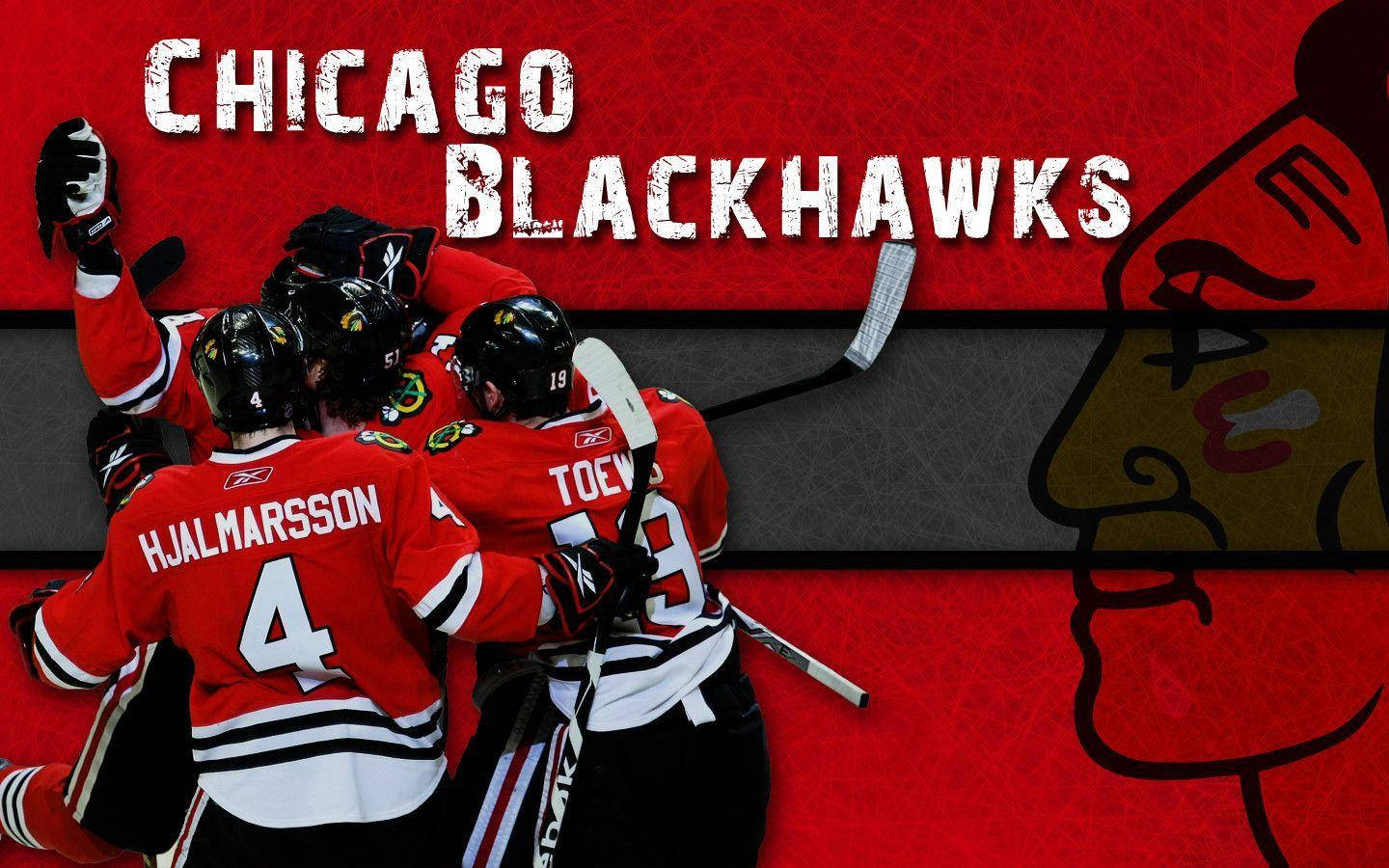 Blackhawks 桌布 壁紙 — 芝加哥黑鷹隊的冰球運動員穿著紅色球衣，在帶有球隊標誌的醒目紅色背景前慶祝進球。