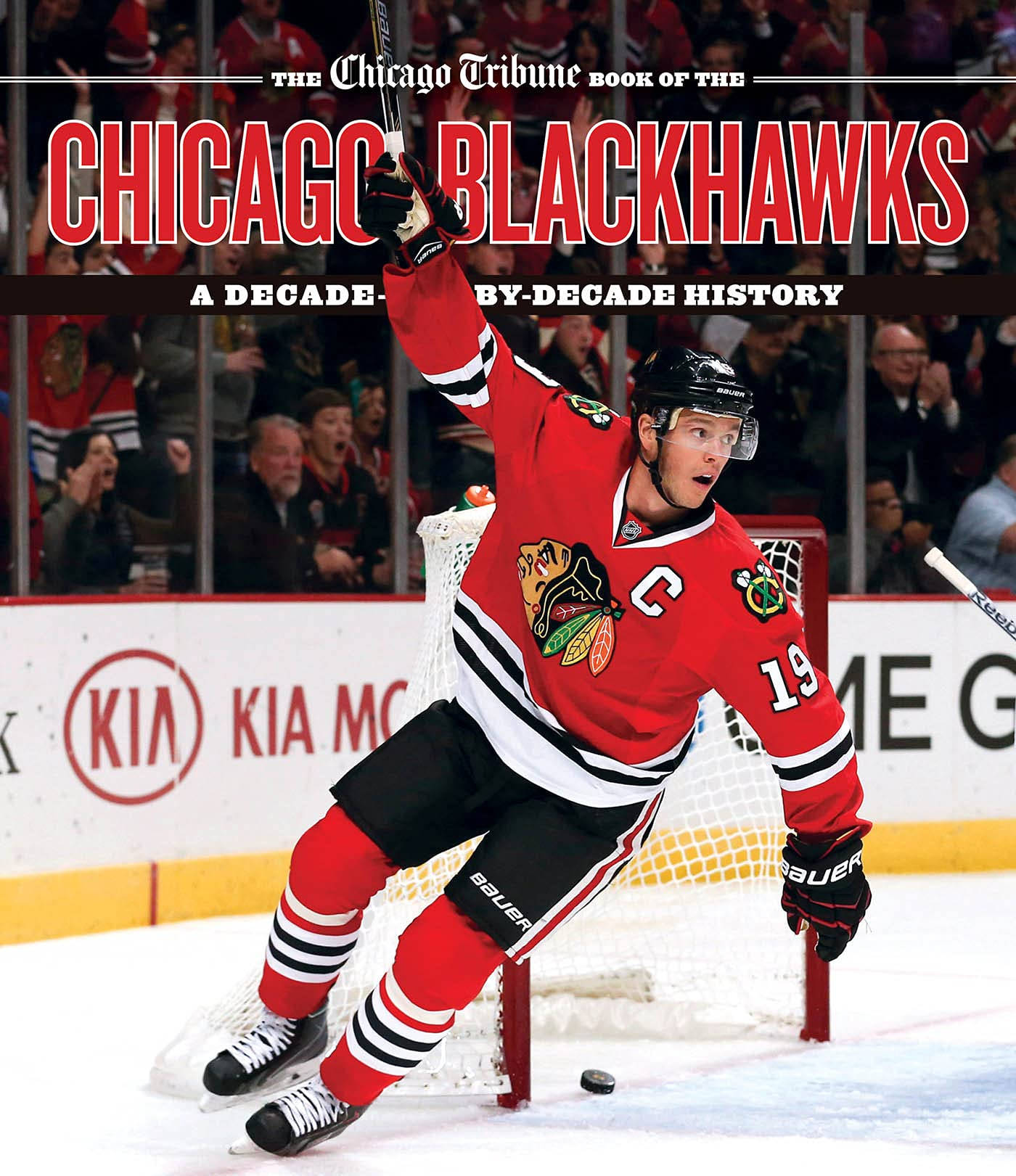 Blackhawks 桌布 壁紙 — 芝加哥黑鷹隊的冰球運動員身穿紅色球衣，在冰上慶祝進球，觀眾在玻璃後面歡呼。