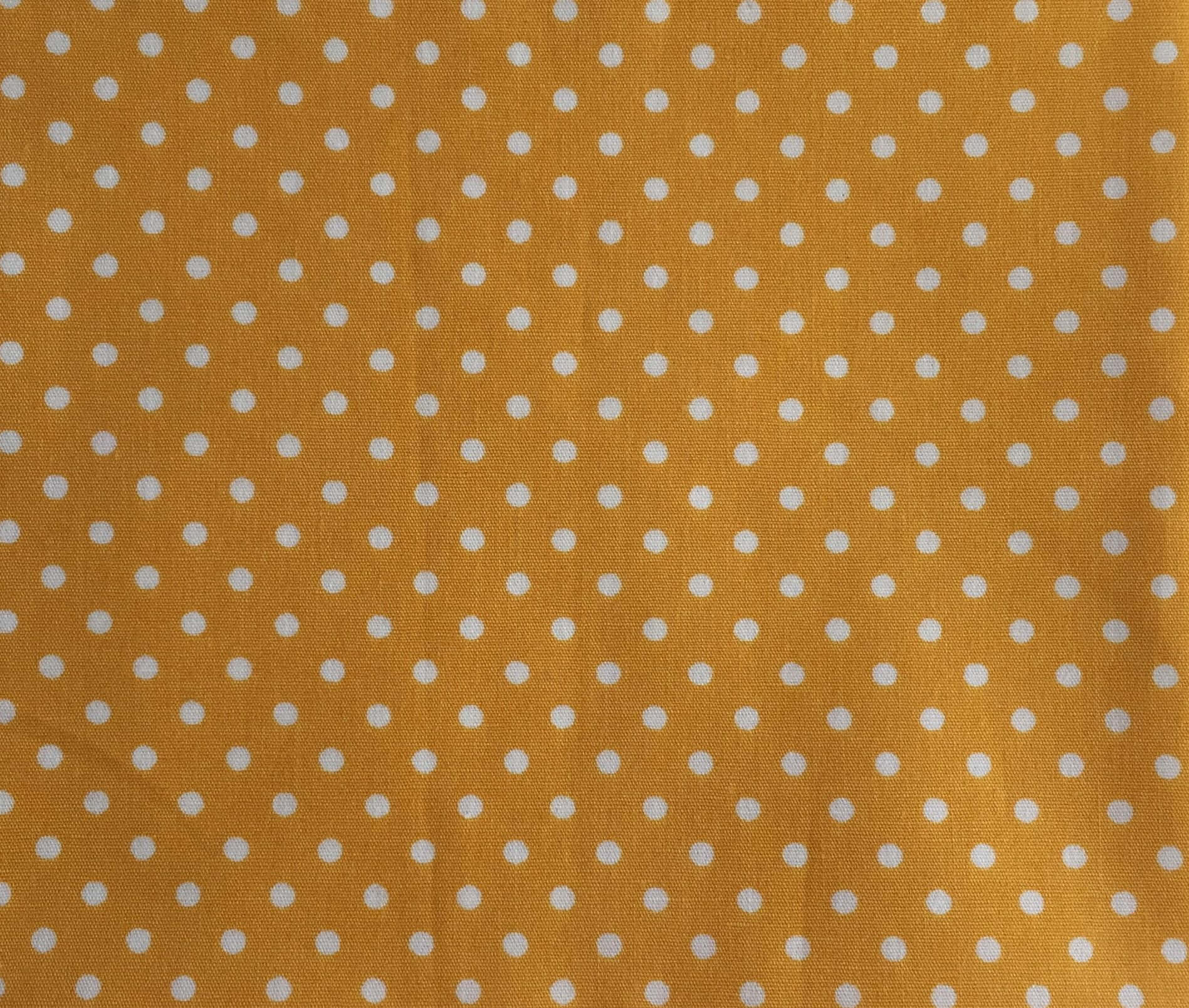 Brown Polka Dots 桌布 壁紙 — 芥末黃色布料特寫，帶有均勻分佈的白色圓點圖案，織物質地清晰可見。