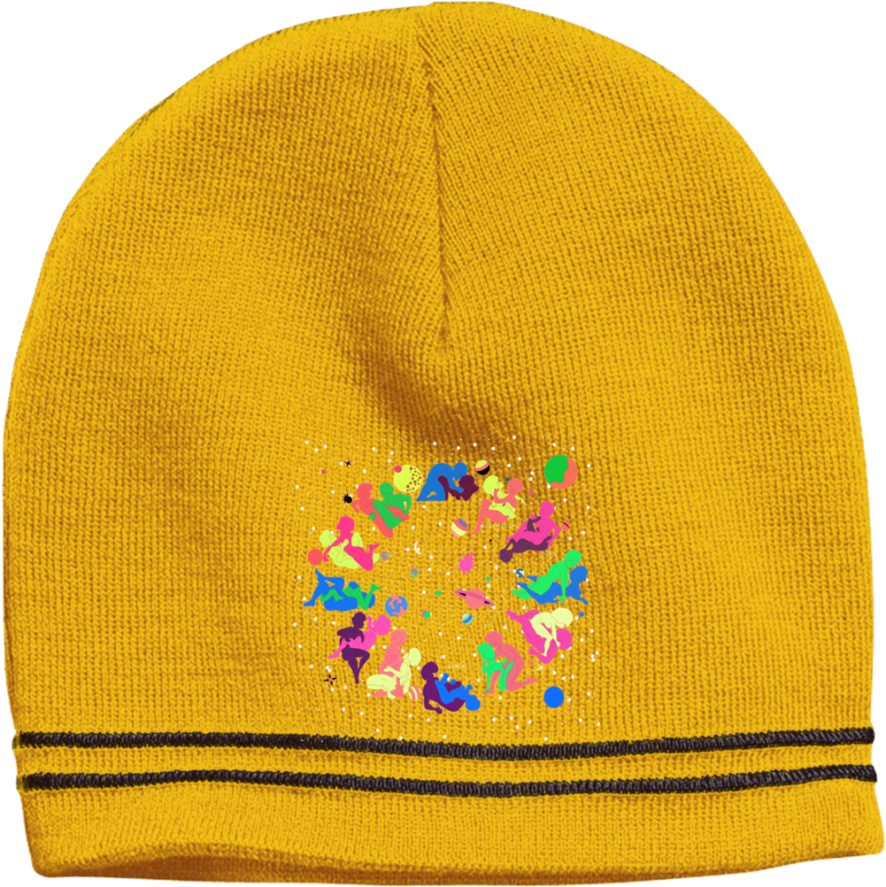 Beanie 桌布 壁紙 — 芥末黃色針織無邊帽，正面有色彩繽紛的抽象圖案，包含跳舞的人物和圓點。