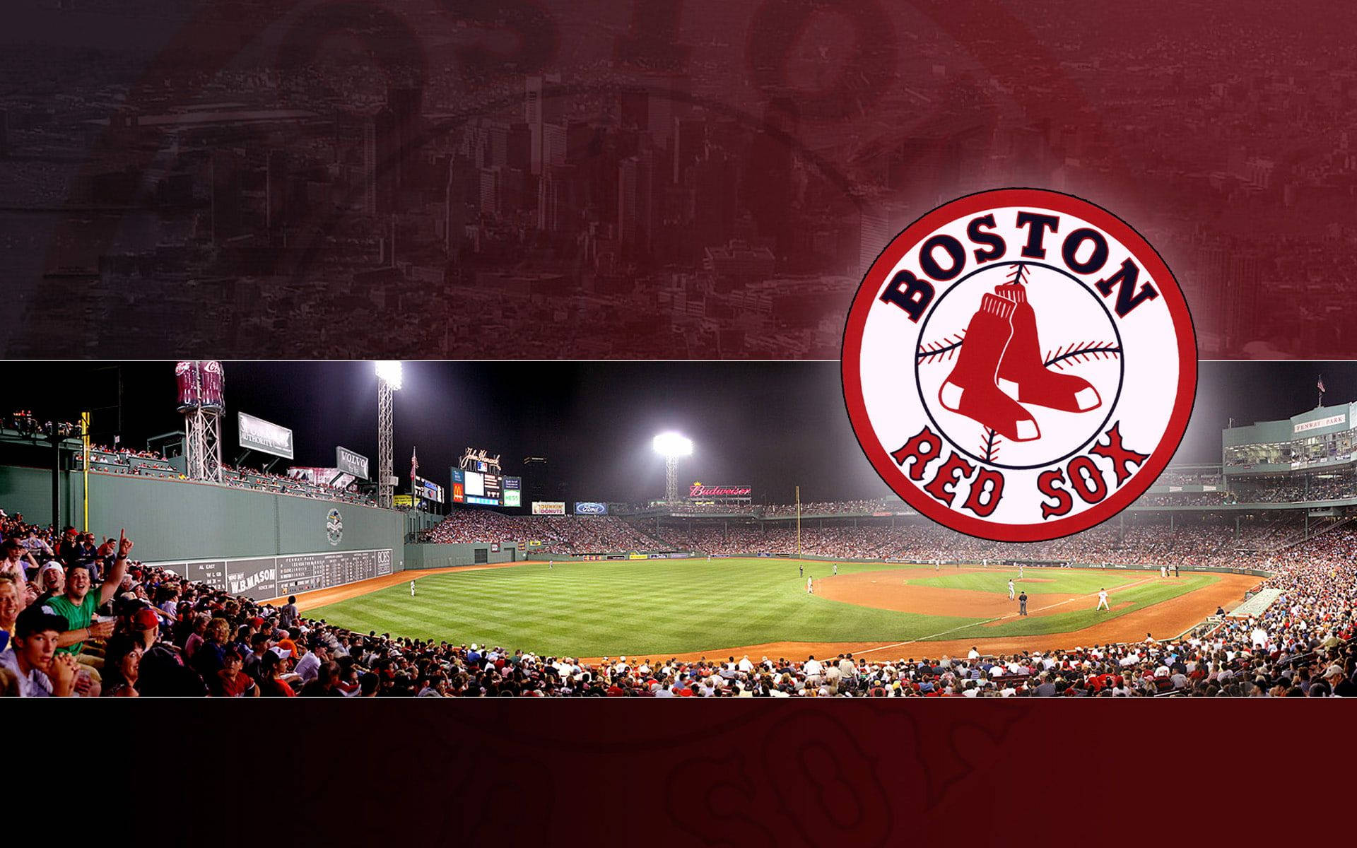 Boston Red Sox 桌布 壁紙 — 芬威公園一場充滿活力的夜間棒球比賽，熱情高漲的球迷和波士頓紅襪隊標誌閃耀奪目。