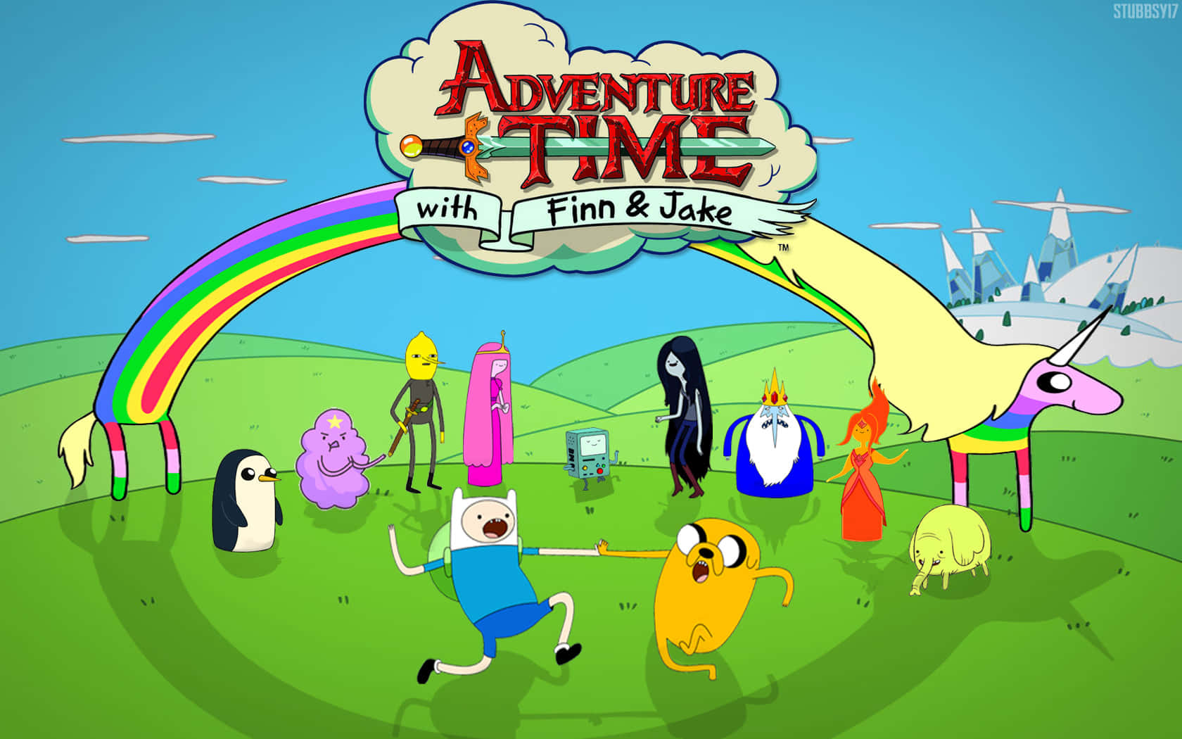 Adventure Time Cute 桌布 壁紙 — 芬恩與傑克與其他探險活寶角色一起在彩虹拱門下歡快地跑過一片充滿活力的綠色田野。