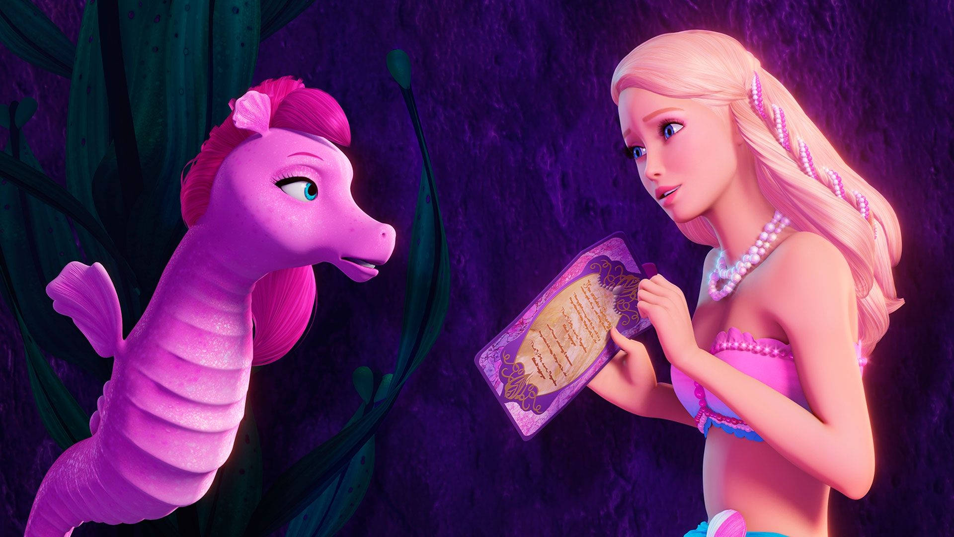 Barbie Mermaid 桌布 壁紙 — 芭比以美人魚姿態手持發光卷軸，一隻粉紅色海馬在深紫色水下洞穴中好奇地凝視。
