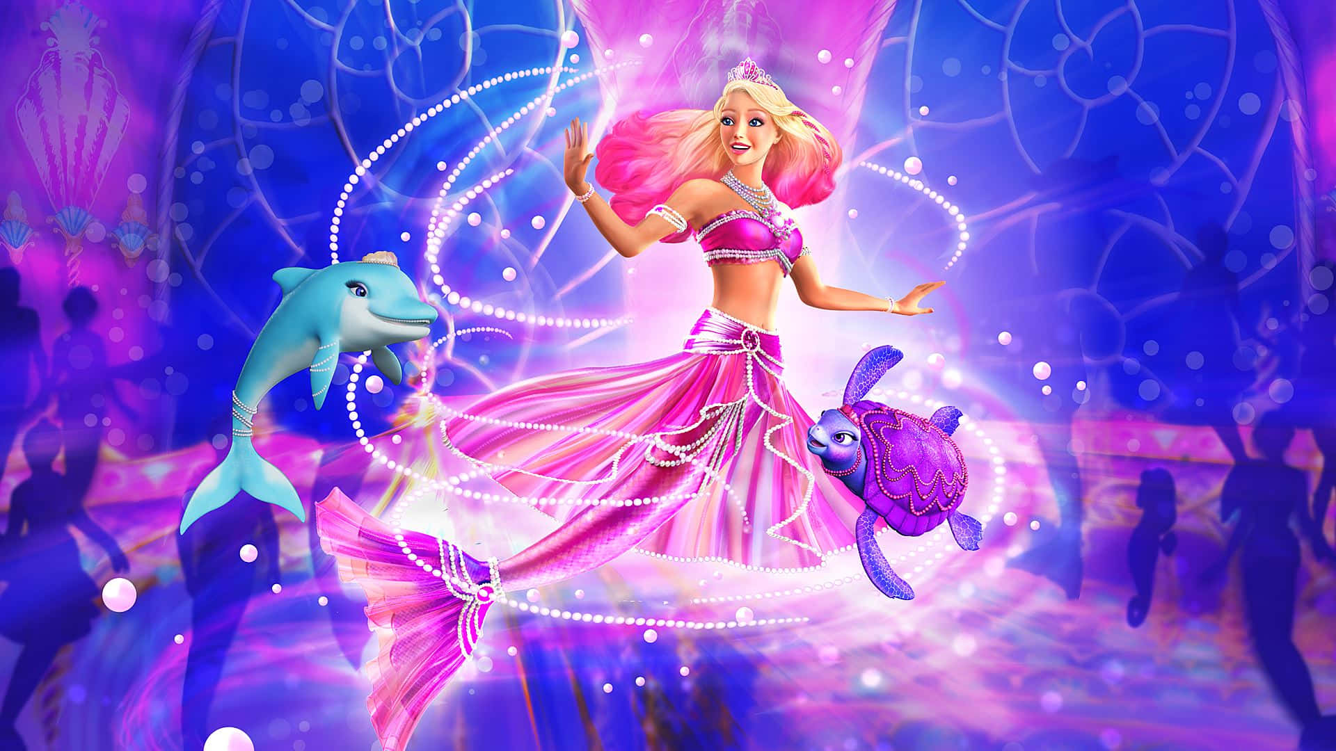 Princess 桌布 壁紙 — 芭比以美人魚造型，身穿閃亮粉紅色禮服，在閃爍的魔法燈光下與海豚和海龜共舞。