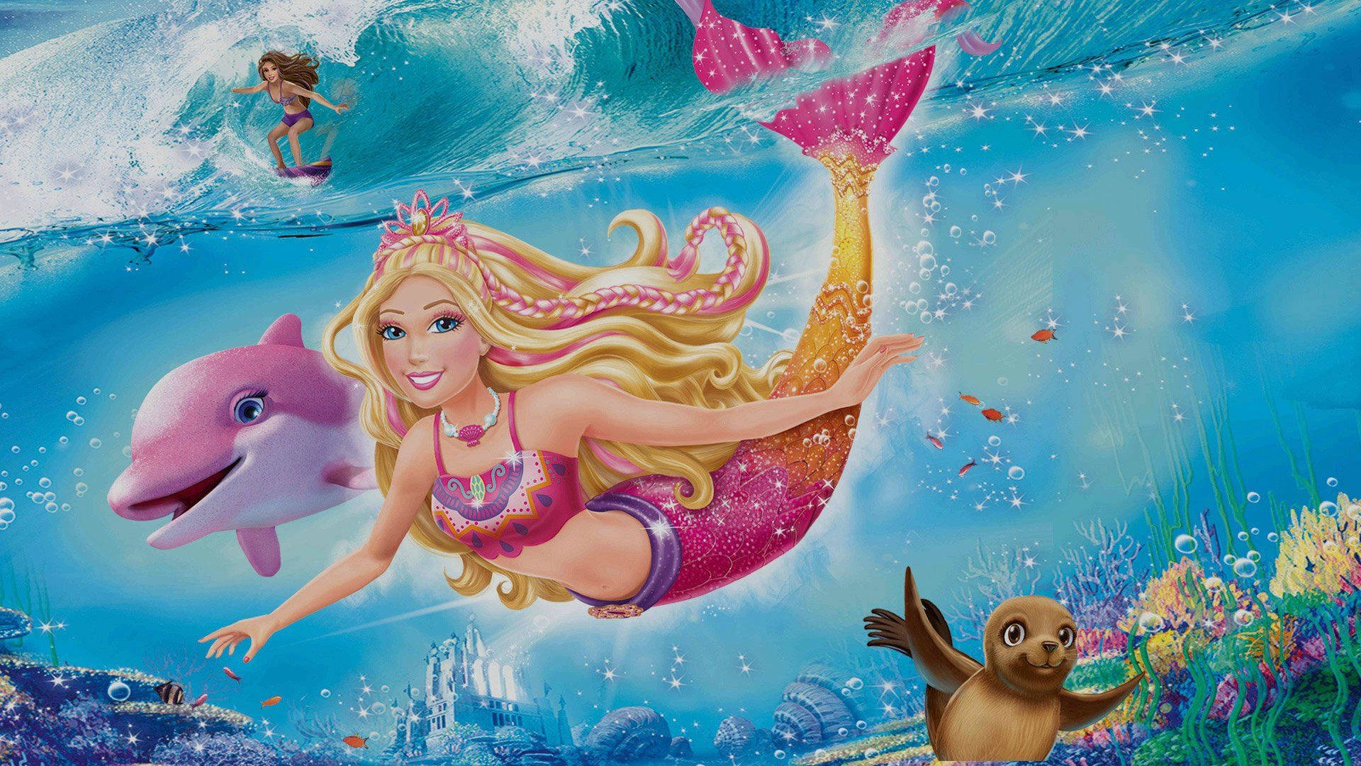 Barbie Mermaid 桌布 壁紙 — 芭比化身美人魚，與海豚和海豹在閃閃發光的水下場景中快樂地游泳，上方有衝浪者。