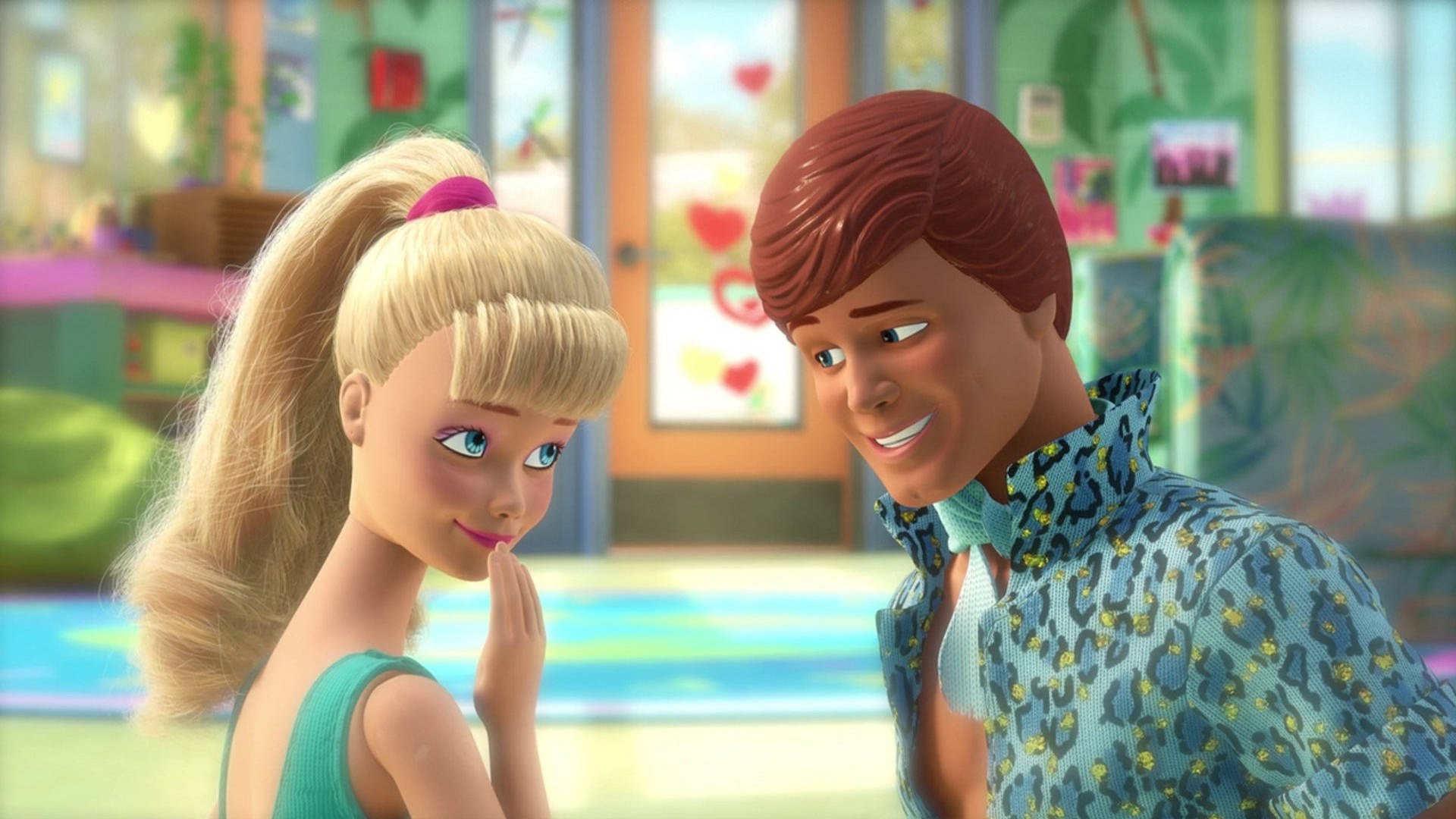 Toy Story 3 桌布 壁紙 — 芭比和肯在一個色彩繽紛、陽光充足的房間裡分享甜蜜時刻，房間內有俏皮的裝飾，背景是游泳池。