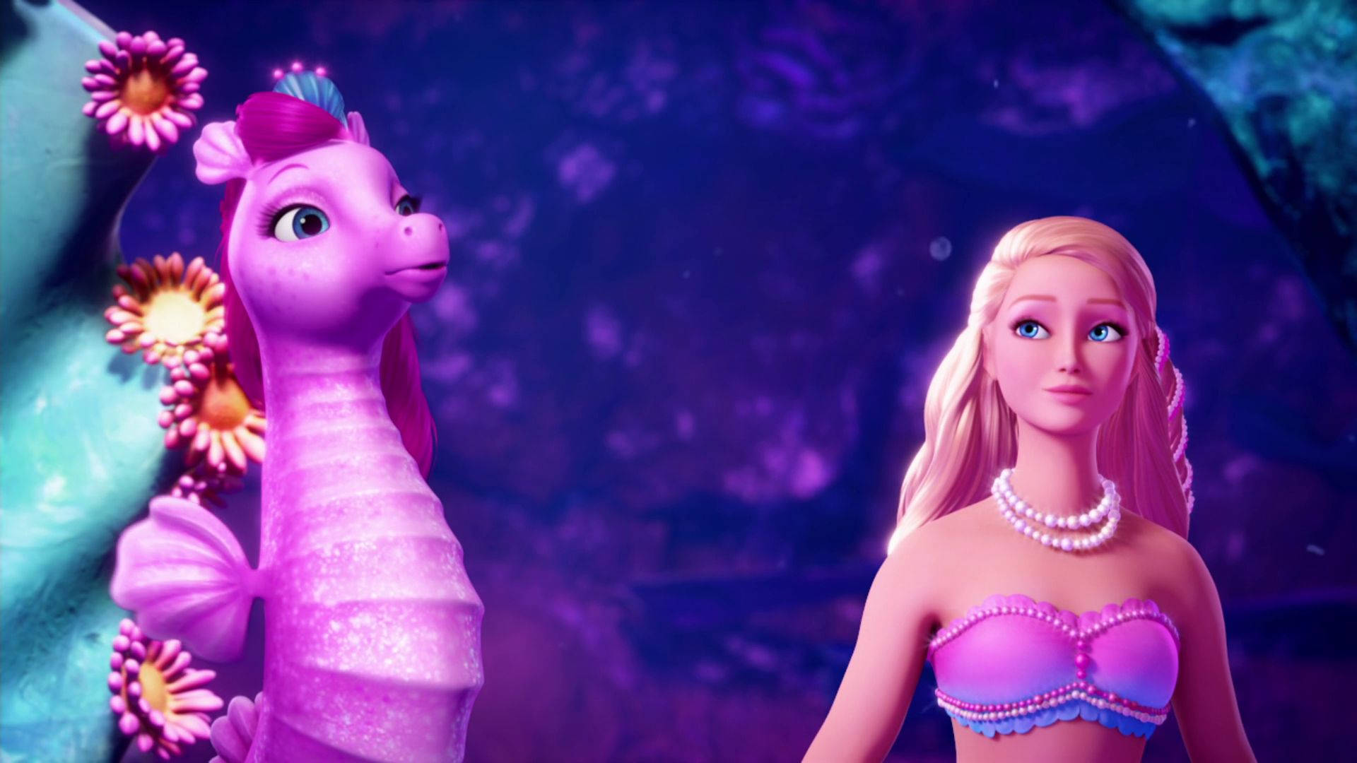 Barbie Mermaid 桌布 壁紙 — 芭比在發光的紫色水下場景中化身美人魚，伴隨著粉紅海馬和珊瑚花。