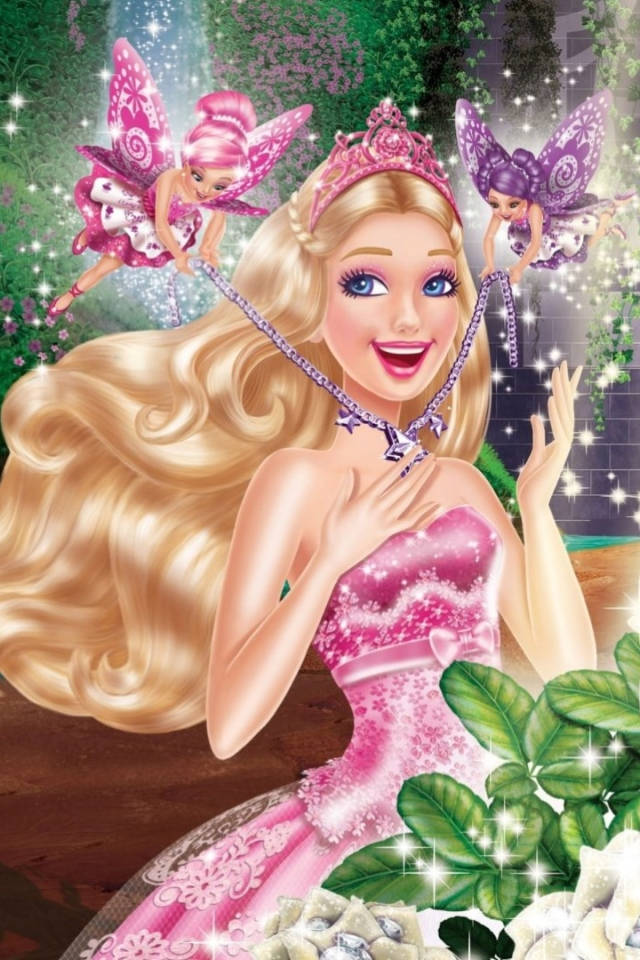 Princess 桌布 壁紙 — 芭比穿著閃閃發光的粉紅色禮服微笑，兩隻帶有粉紅色和紫色翅膀的仙女在魔法森林中圍繞她飛舞。