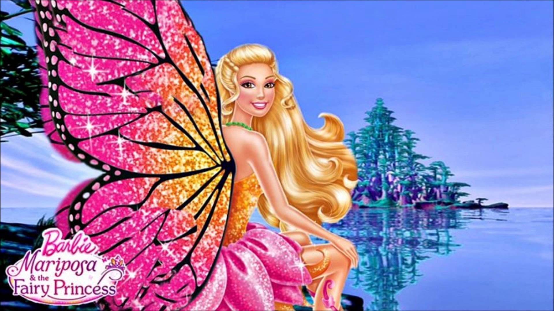 Princess 桌布 壁紙 — 芭比閃耀著粉紅和橙色的蝴蝶翅膀，優雅地坐在寧靜的藍色湖邊，遠處有一個樹木覆蓋的小島。
