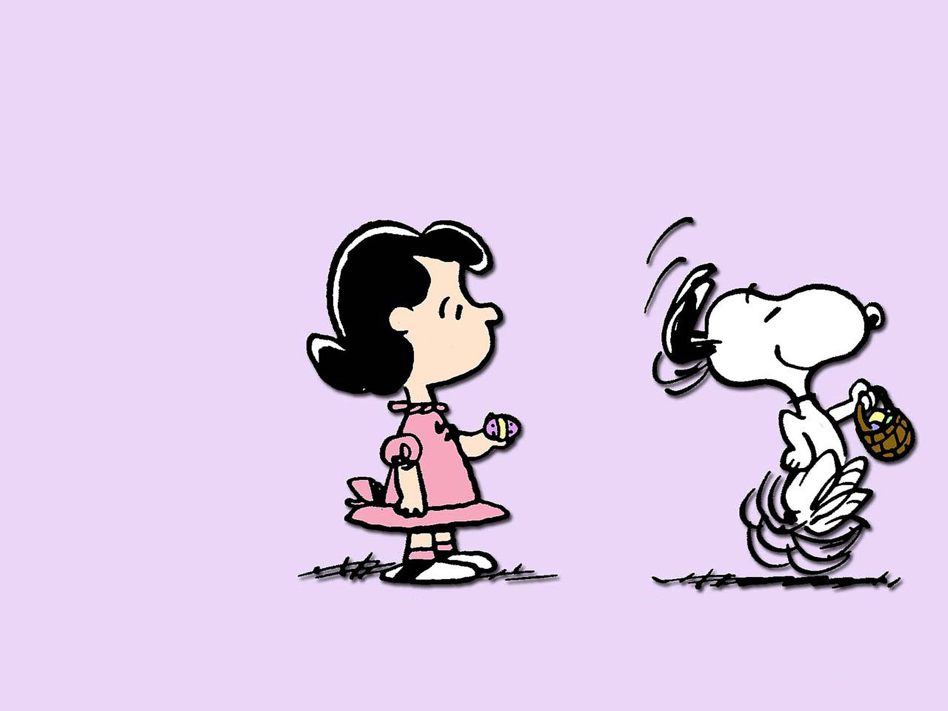 lucy 桌布 壁紙 — 《花生漫畫》的史努比和露西站在純色薰衣草背景上，手持復活節彩蛋和籃子。