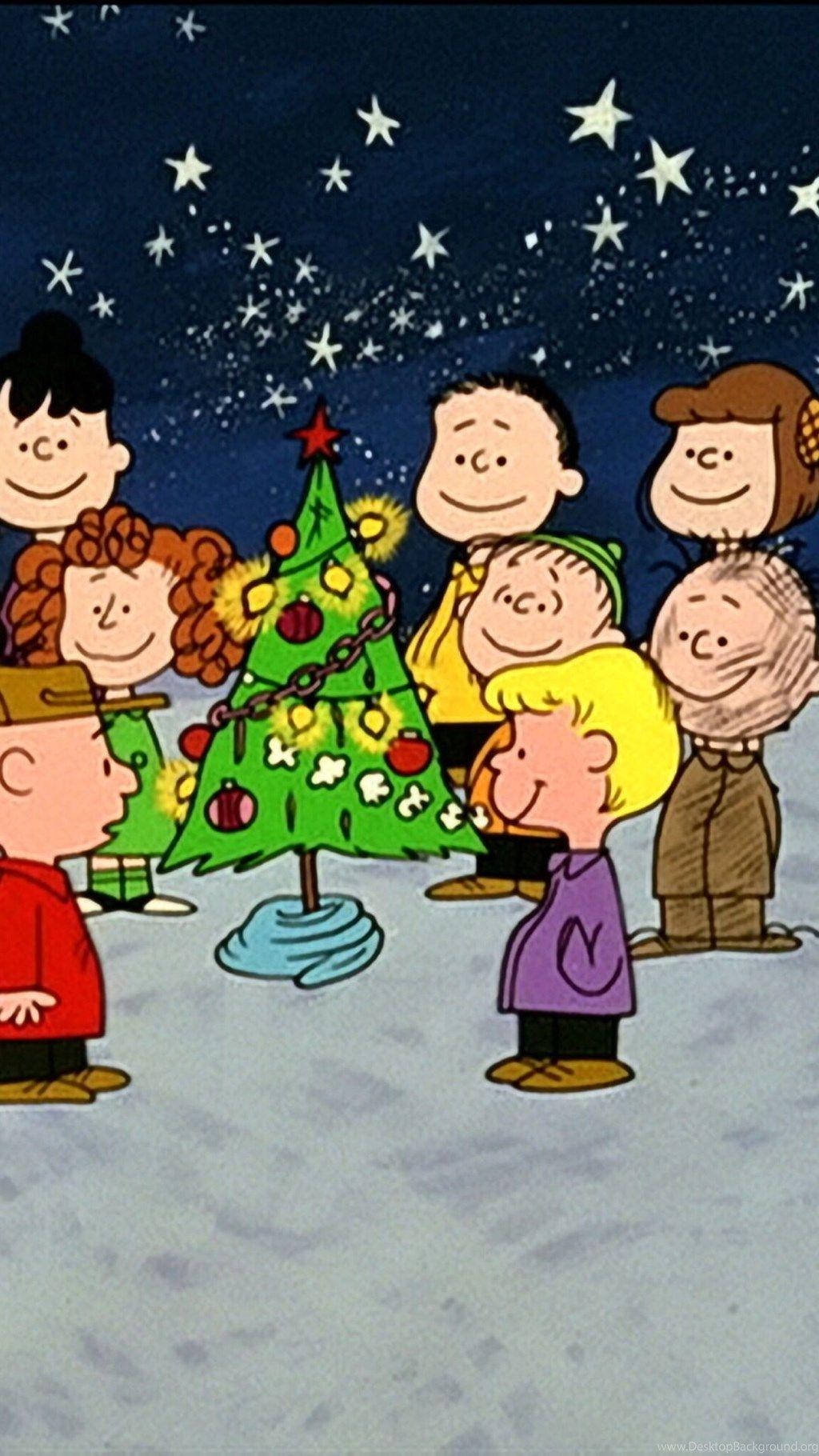 Snoopy Christmas iPhone 桌布 壁紙 — 花生漫畫角色們在雪地庭院中，於繁星點點的夜空下，圍繞著裝飾好的聖誕樹聚集。