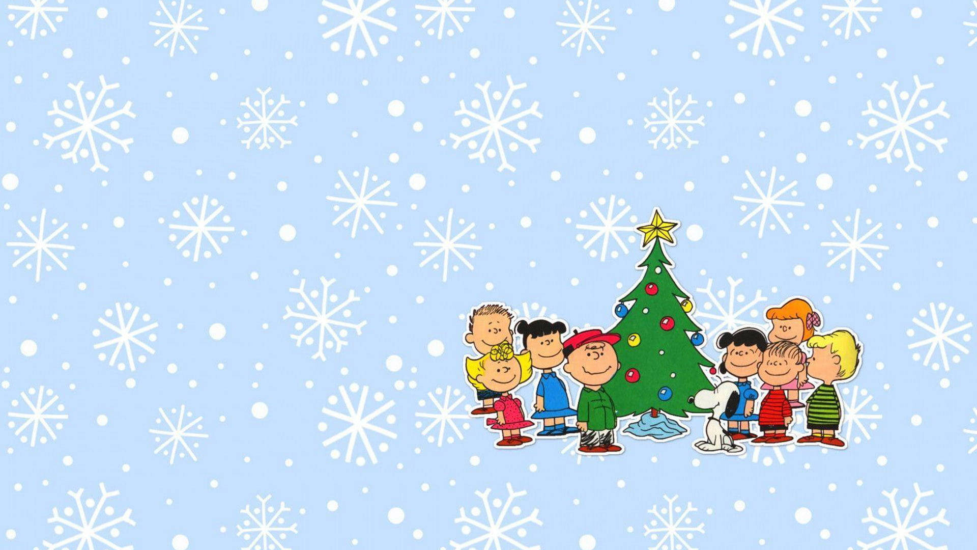 Snoopy Christmas 桌布 壁紙 — 花生漫畫角色們聚集在淺藍色背景上飄落的雪花下的一棵裝飾好的聖誕樹周圍。