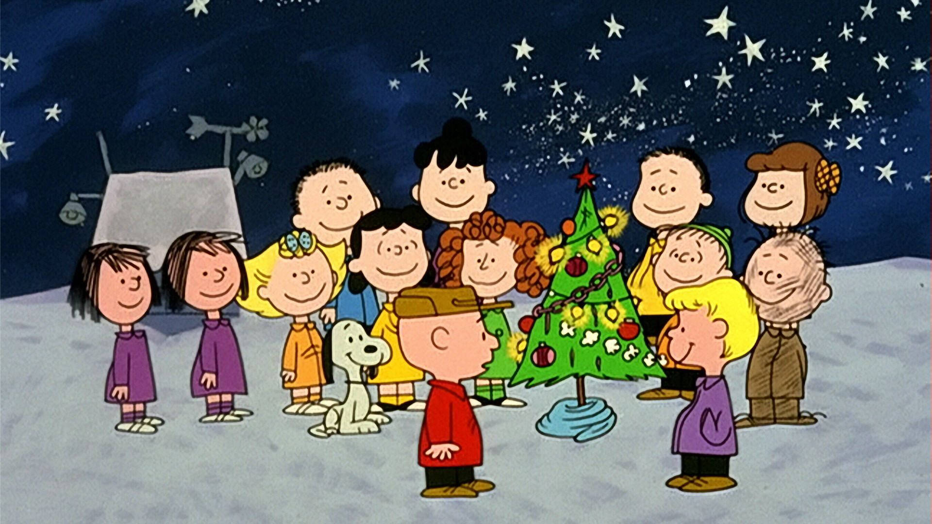 Christmas Movie 桌布 壁紙 — 花生漫畫角色們聚集在裝飾好的聖誕樹周圍，樹下是星空和積雪。