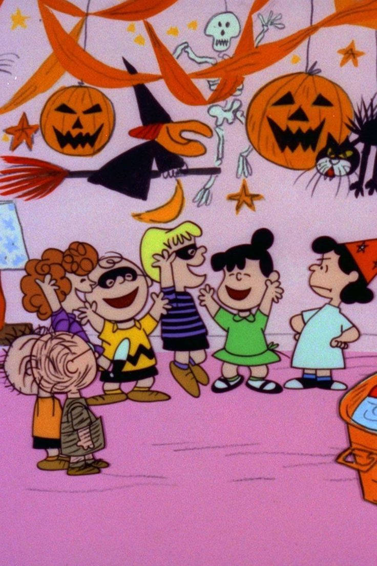 Snoopy Halloween 桌布 壁紙 — 花生漫畫角色穿著萬聖節服裝，在橘色彩帶和南瓜燈籠下開心地擺姿勢。